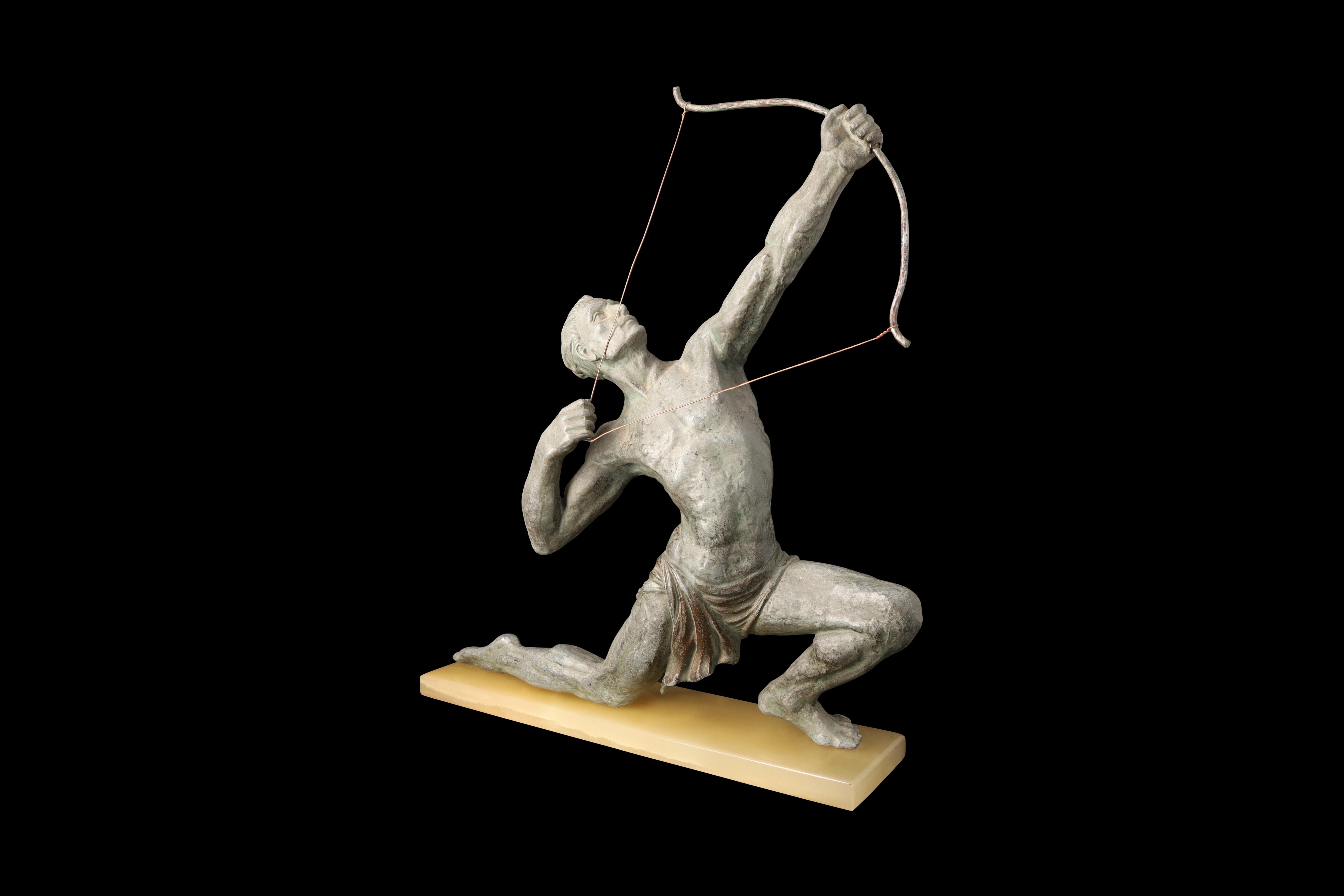 - L'opera d'arte:

Questa scultura di Jean de Roncourt incarna un'impressionante tensione drammatica attraverso la figura di un arciere in piena azione. Inginocchiato, con il busto teso e i muscoli in evidenza, l'uomo sfodera l'arco in un gesto di