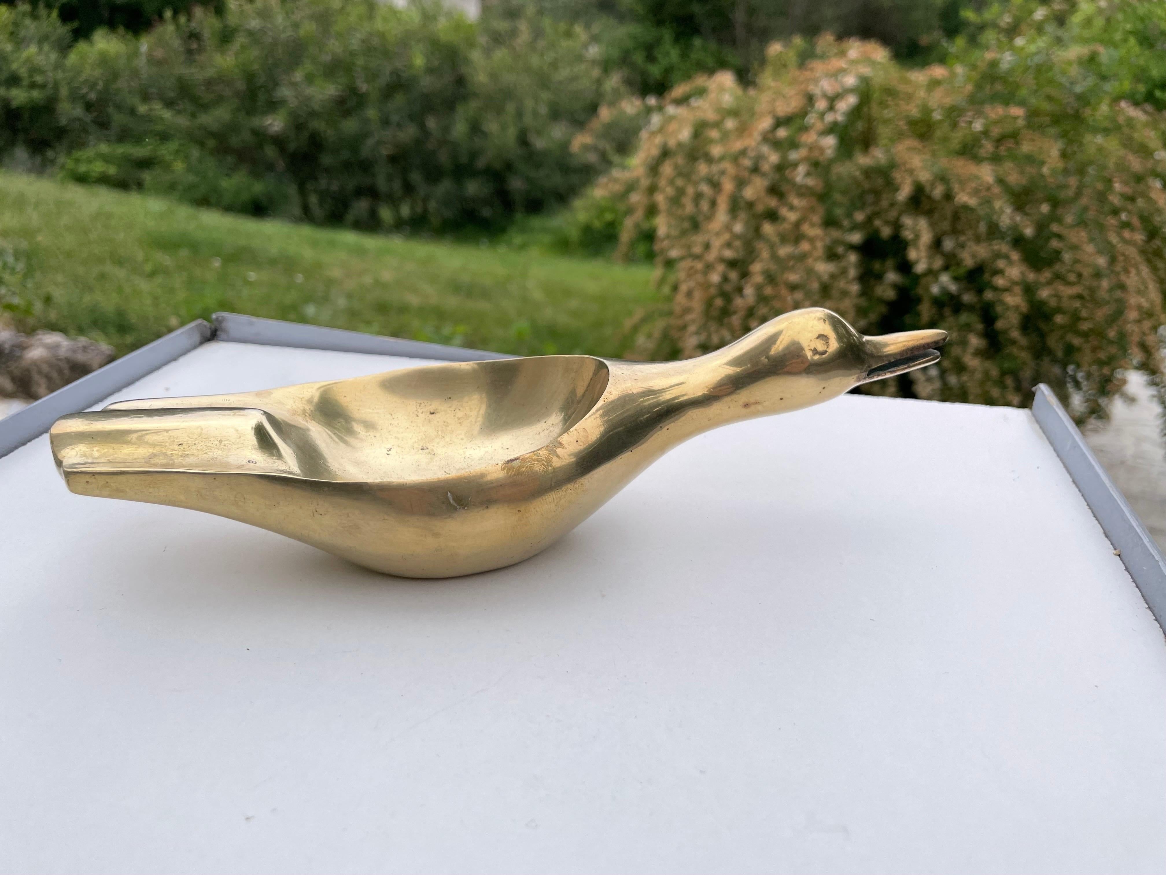 This item is a sculpture, an ashtray or vide poche in brass. In a gold color , it has been made in France circa 1970, ans it is in a good condition, with an old Patina.