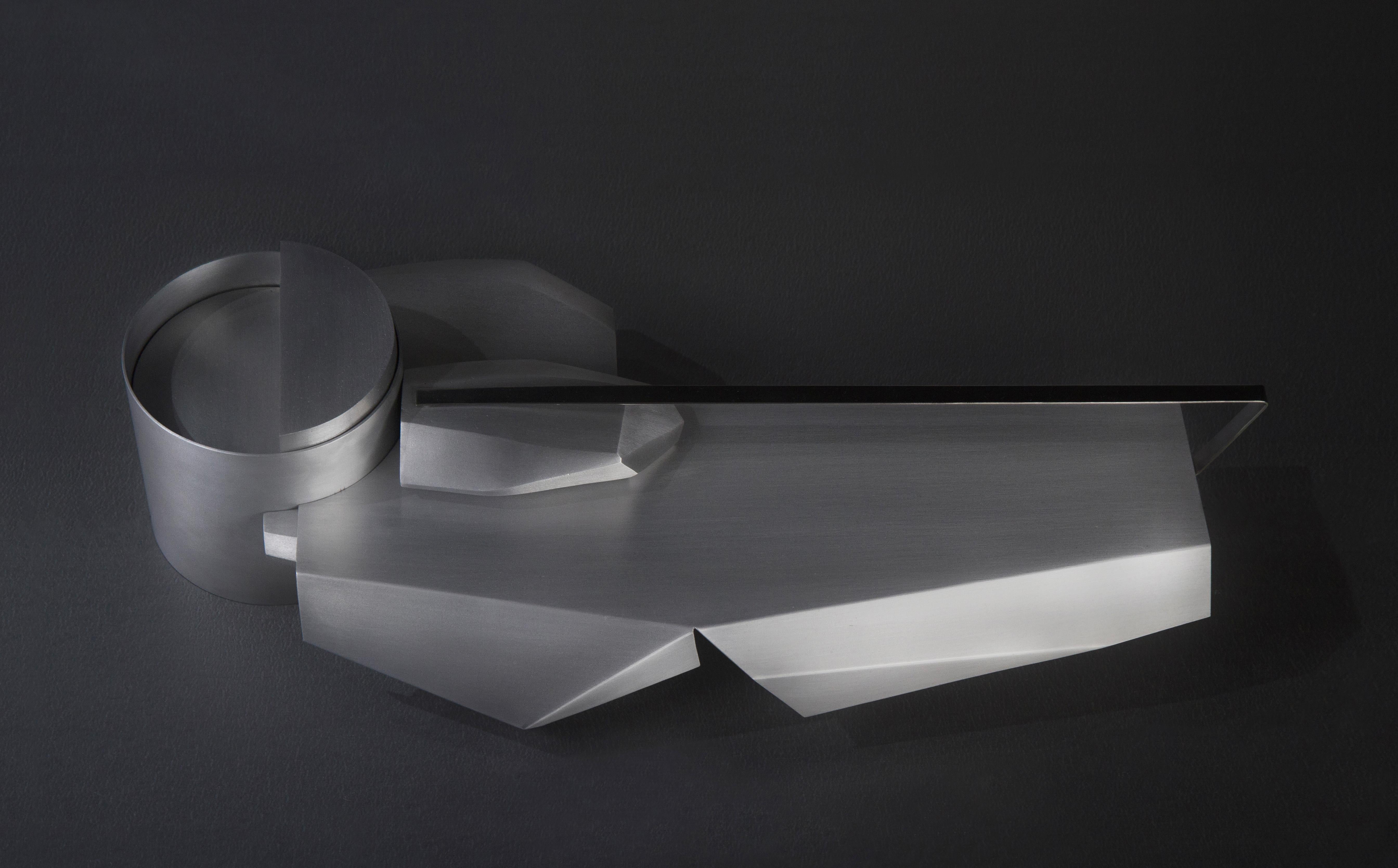 La scultura appartiene alla serie Re-Collectors dello Studio A di Todomuta. Riconosciuta come finalista ai premi AAD (Andalusian Association of Designers) nel 2018, la collezione Re-Collectors indaga ed esplora le frontiere tra arte, design e