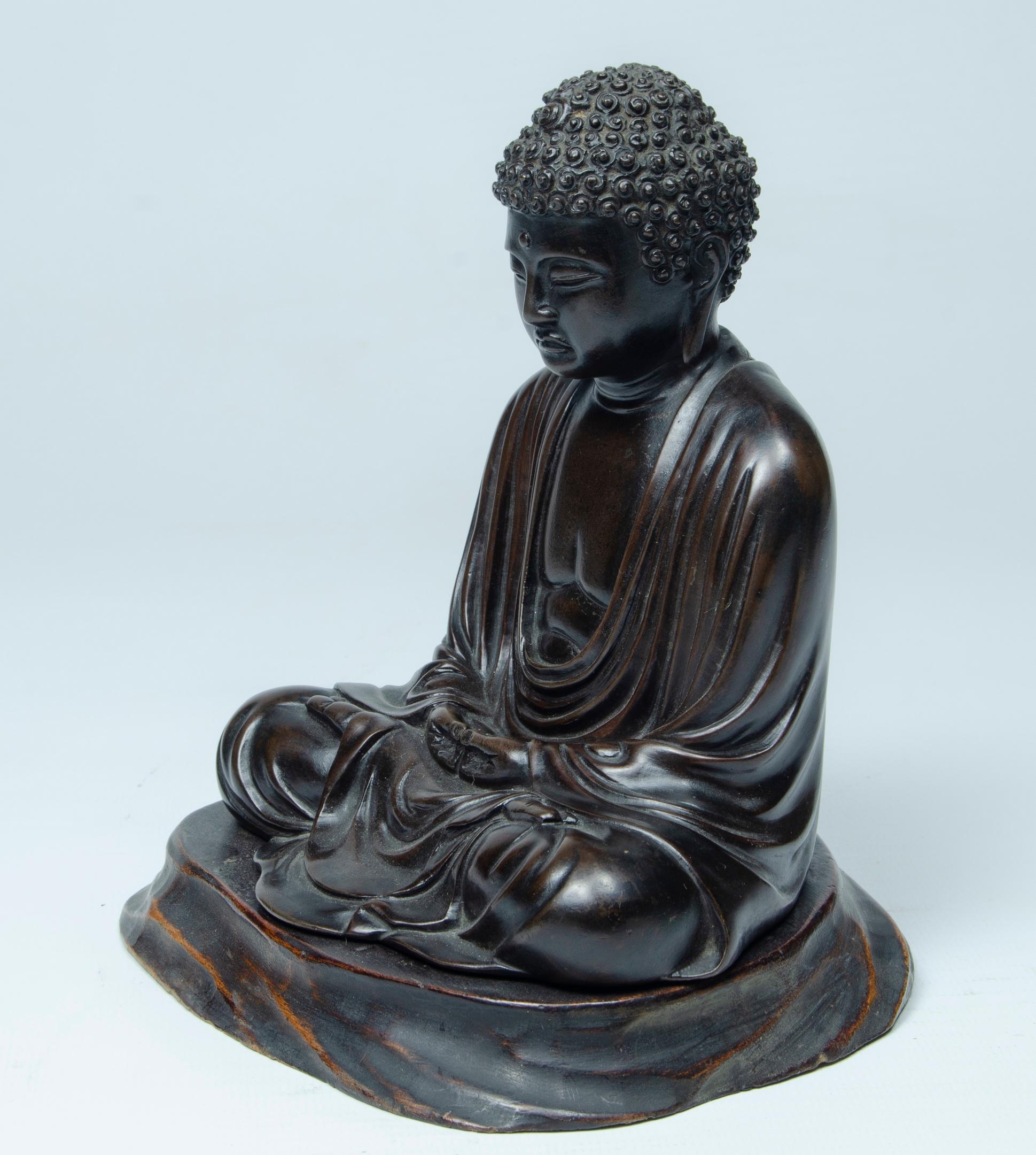 Bronze Japanese Buddha
patinated bronze material
wood base
sealed in bronze (at the base)
Japanese origin perfect condition
some natural wear,
early 20th century.