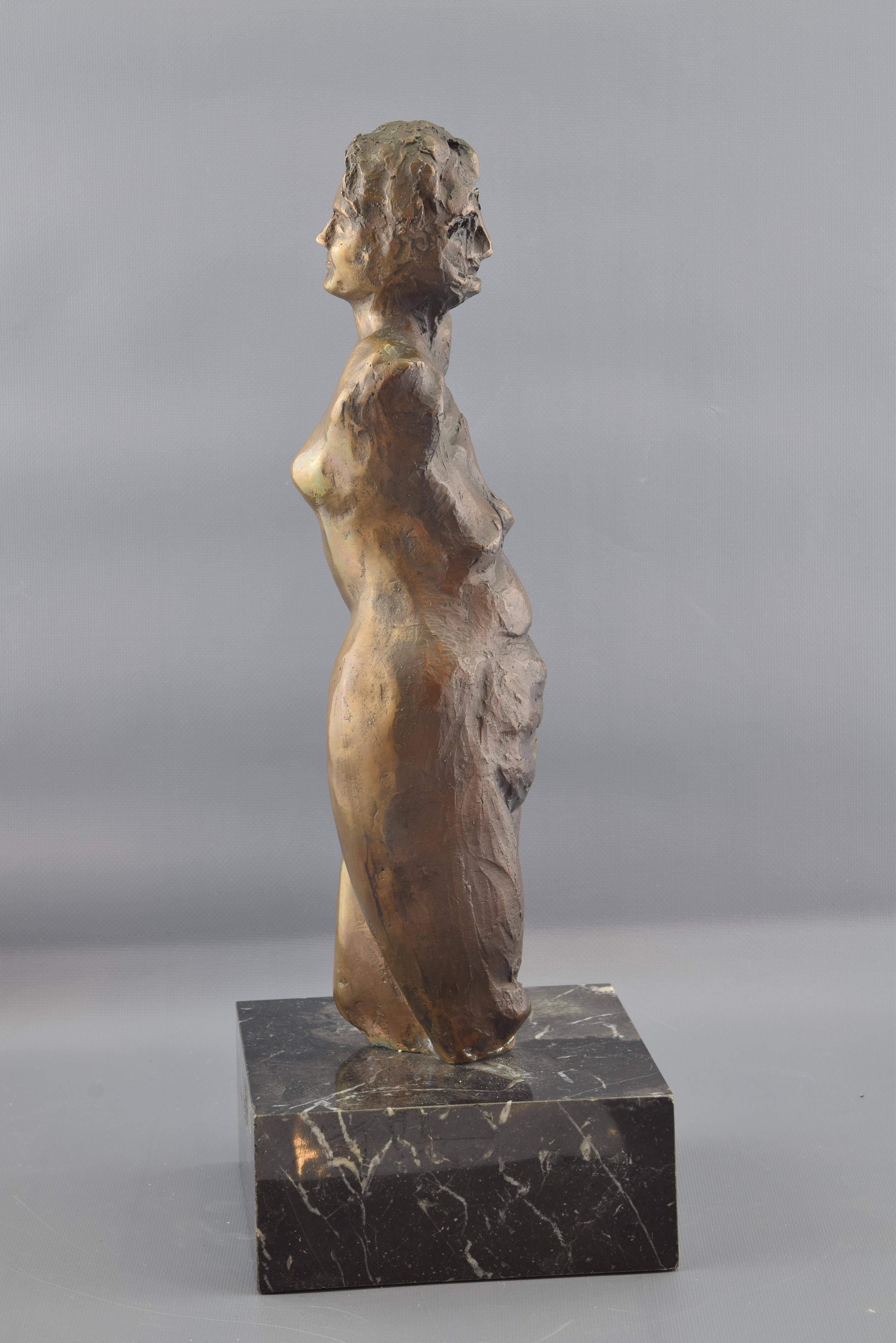 Signed and numbered (1/6). VEIGA, Fernando (Madrid, 1943).
Female sculpture placed on a base of dark stone in which a young girl is shown kneeling upwards and without her arms (remembering the Venus de Milo, for example, and adding the interesting