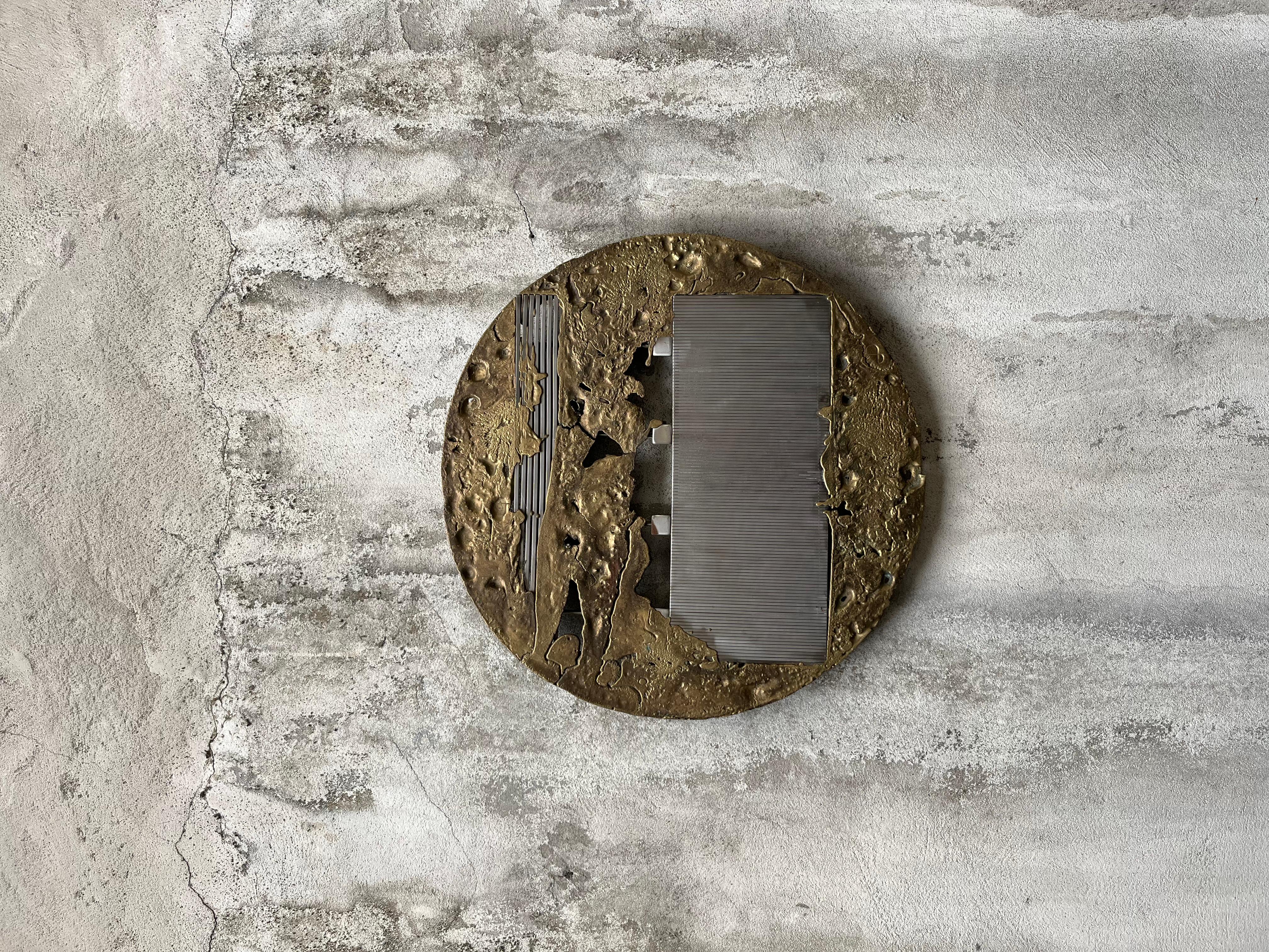 Superbe sculpture circulaire brutaliste en bronze coulé et métal. 

Superbe état signée à identifier. 

diámetro 37 cm 
