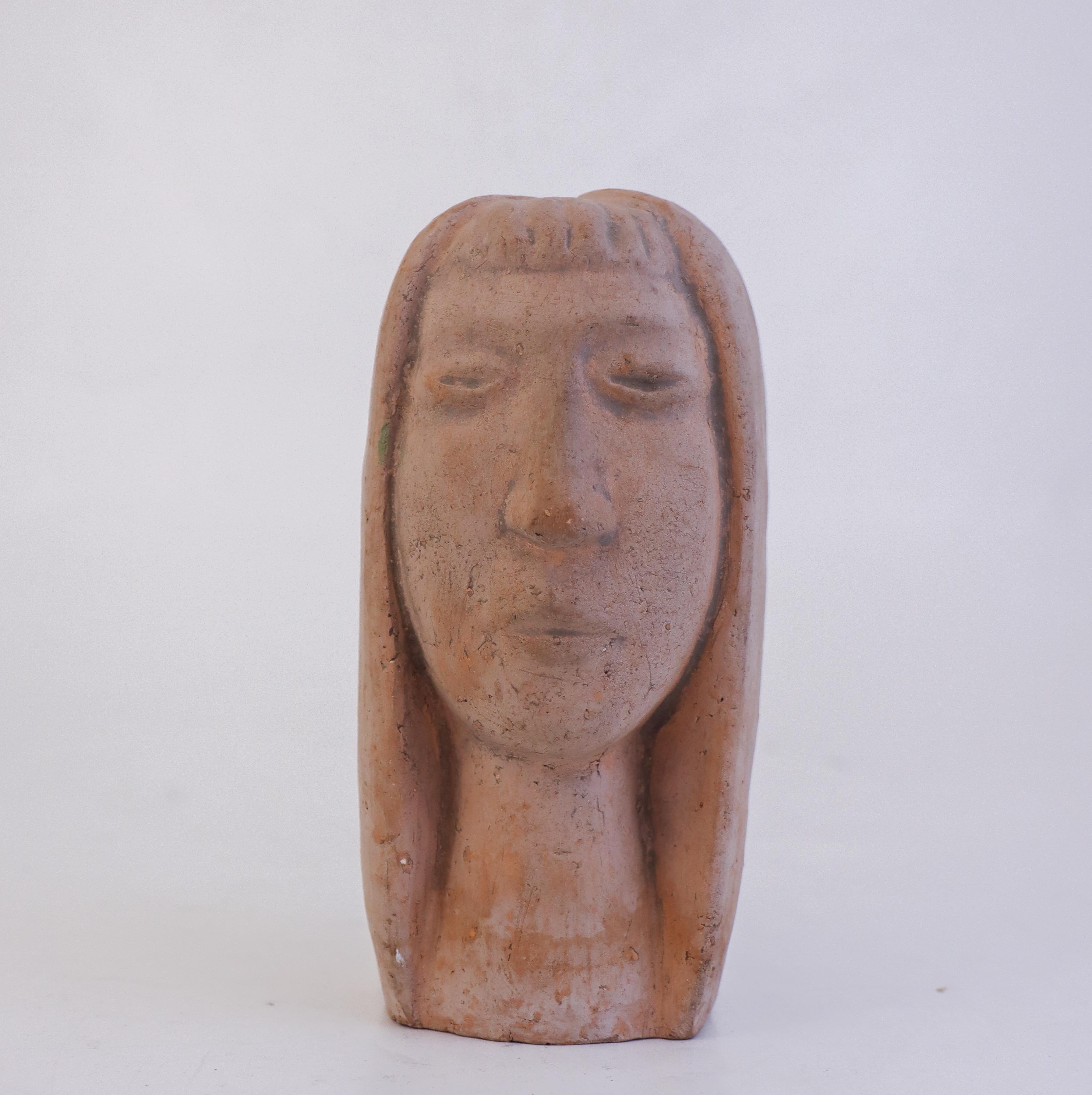 Eine beeindruckende Büste aus Terrakotta, die Mitte des 20. Jahrhunderts von Åke Holm in Höganäs entworfen wurde. Die Skulptur ist 15 cm groß und in ausgezeichnetem Zustand. Er ist nachstehend unterzeichnet.

Åke Holm (1900-1980) war ein bekannter
