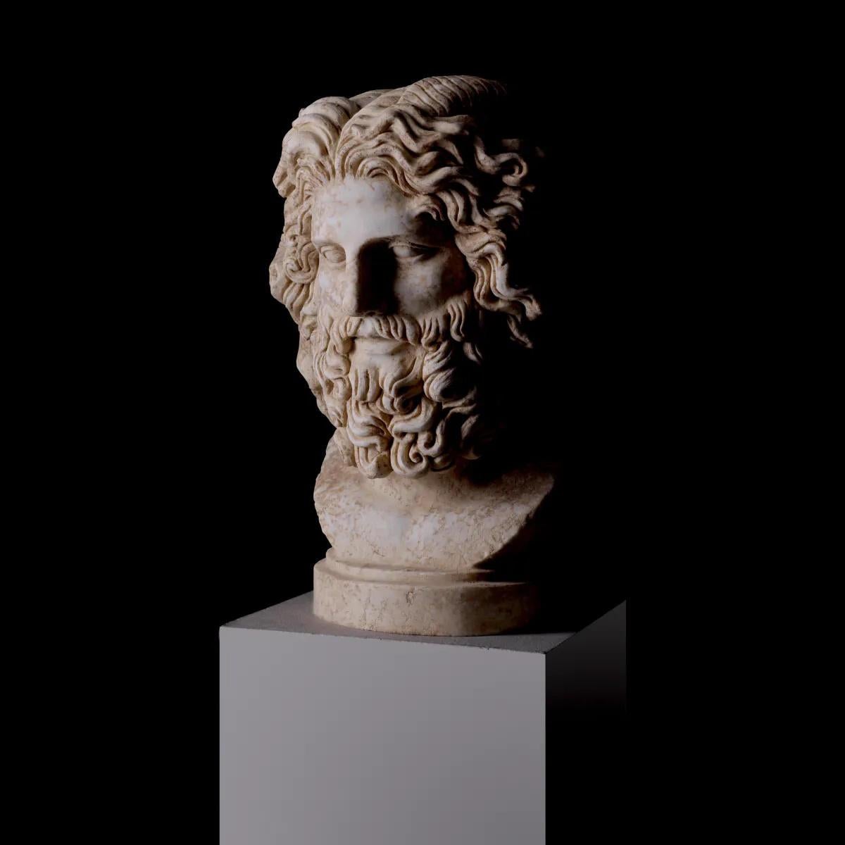 Sculpture, Bust of Zeus in Patinated Marble, Statue in the Style of Ancient Rome In New Condition For Sale In Saint-Ouen, FR