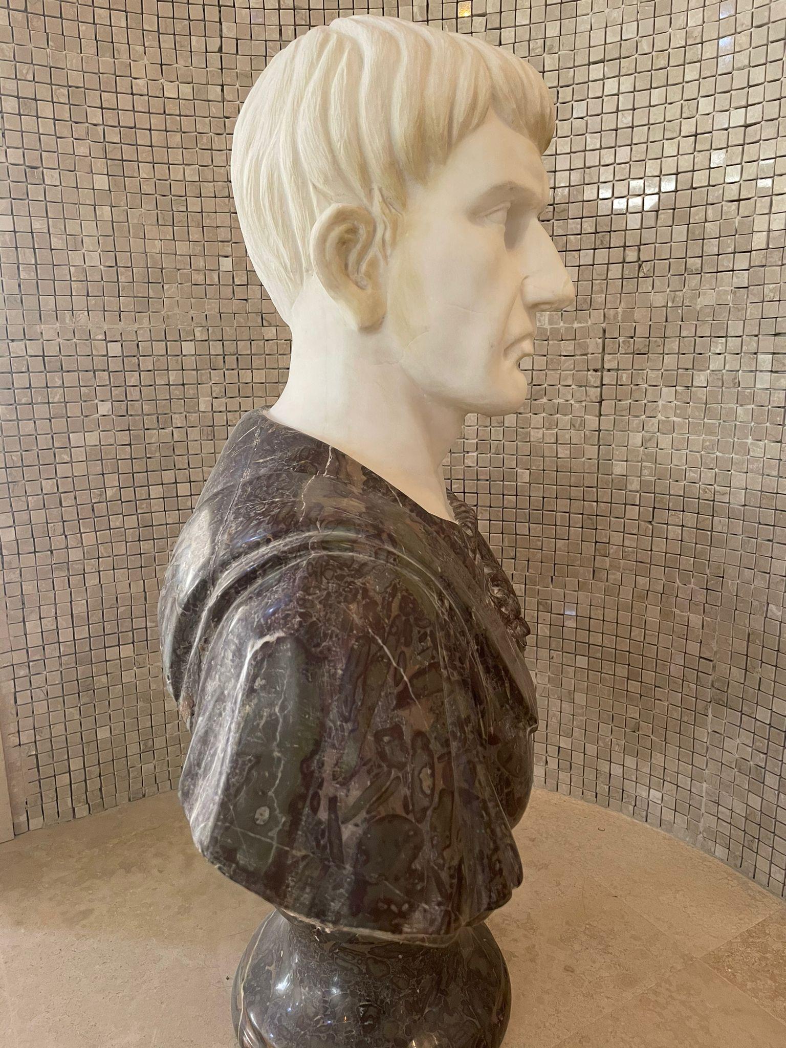 Skulpturbüste des römischen Kaisers aus weißem und rotem Marmor im Zustand „Gut“ im Angebot in Tivoli Terme, Roma