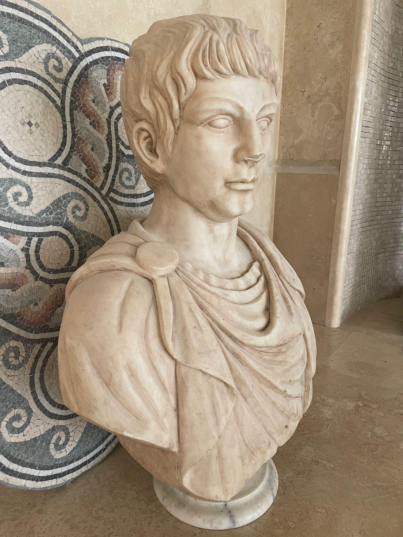 Classical Roman Marble Sculpture Bust Of Emperor Julius Caesar After The Antique Grand Tour For Sale