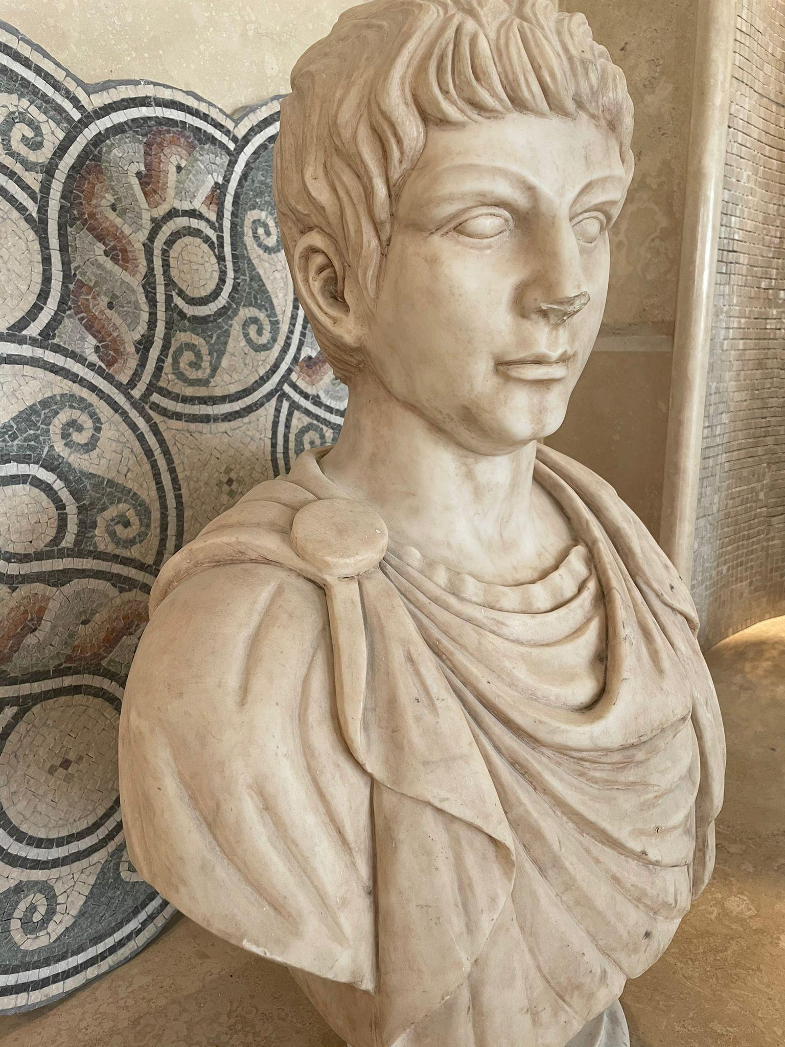 Italian Marble Sculpture Bust Of Emperor Julius Caesar After The Antique Grand Tour For Sale