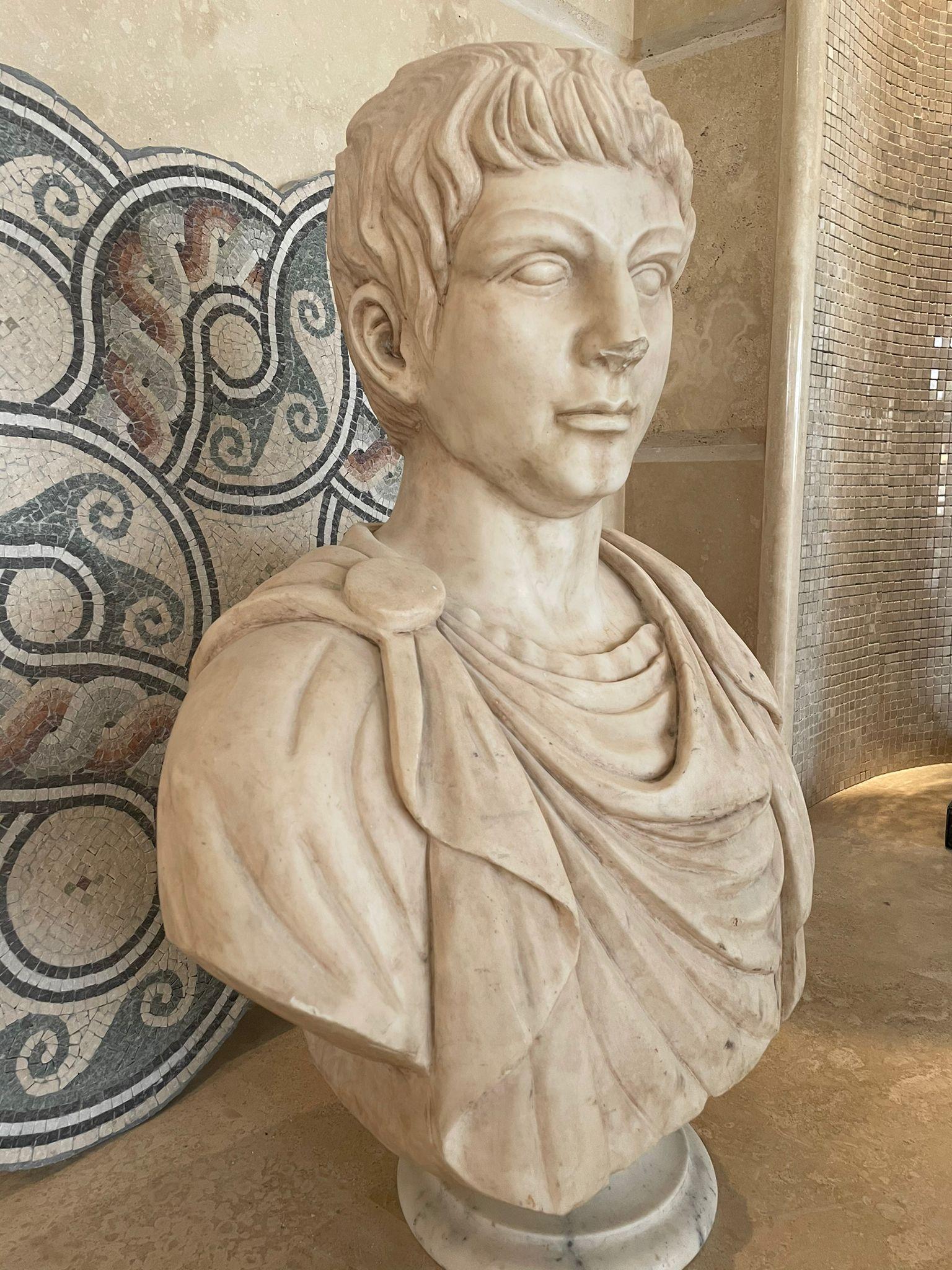 Marble Sculpture Bust Of Emperor Julius Caesar After The Antique Grand Tour In Good Condition For Sale In Tivoli Terme, Roma