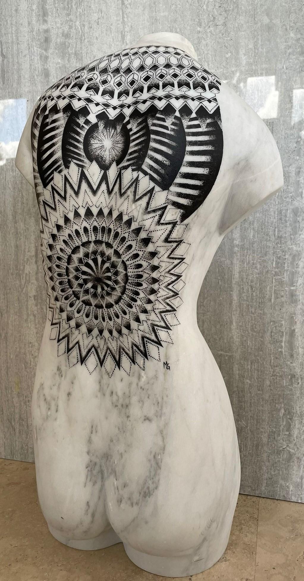 Skulptur-Büste einer Frau mit Tattoo aus Carrara-Marmor Statuario im Angebot 3