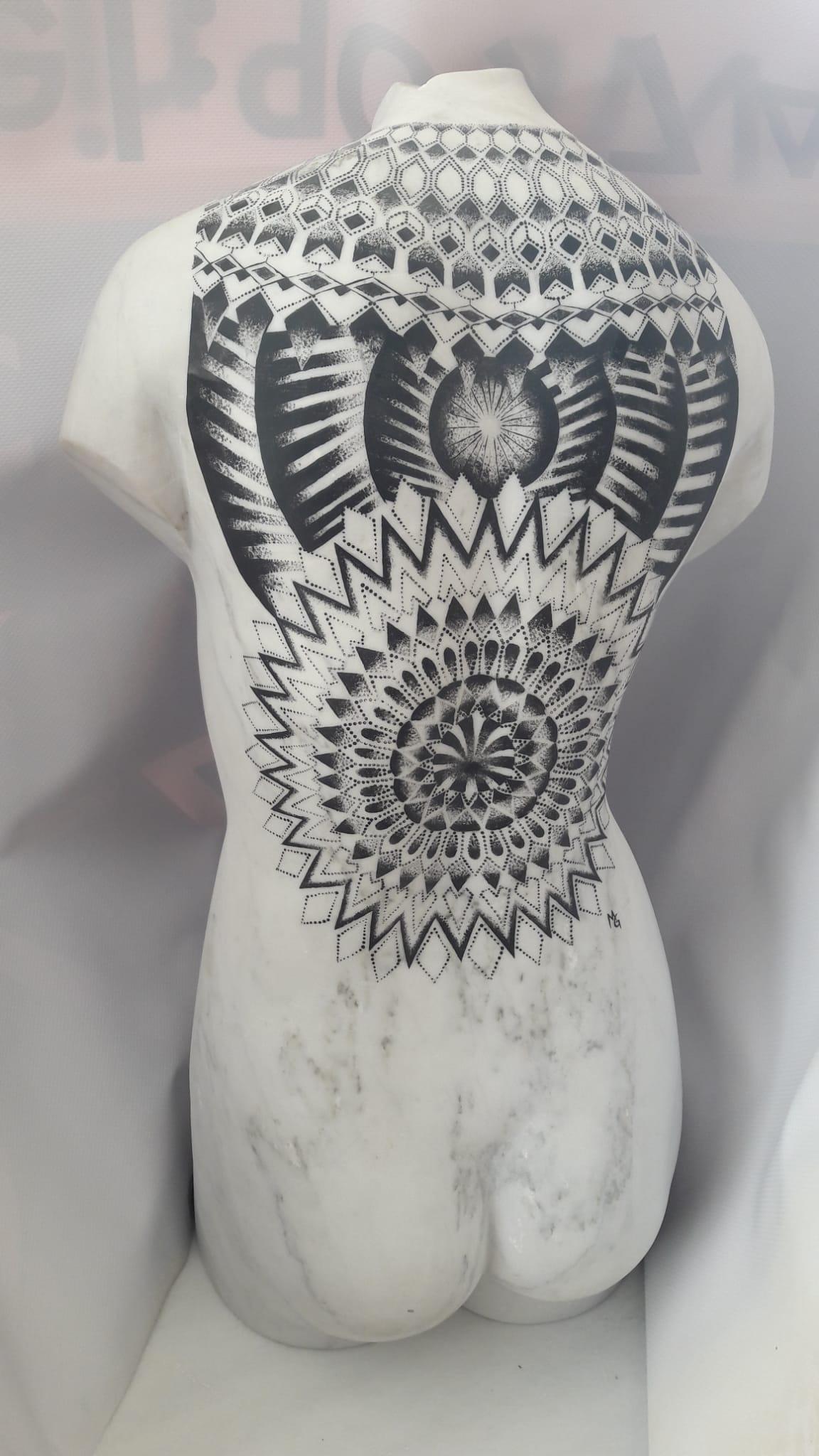 Skulptur-Büste einer Frau mit Tattoo aus Carrara-Marmor Statuario im Angebot 4