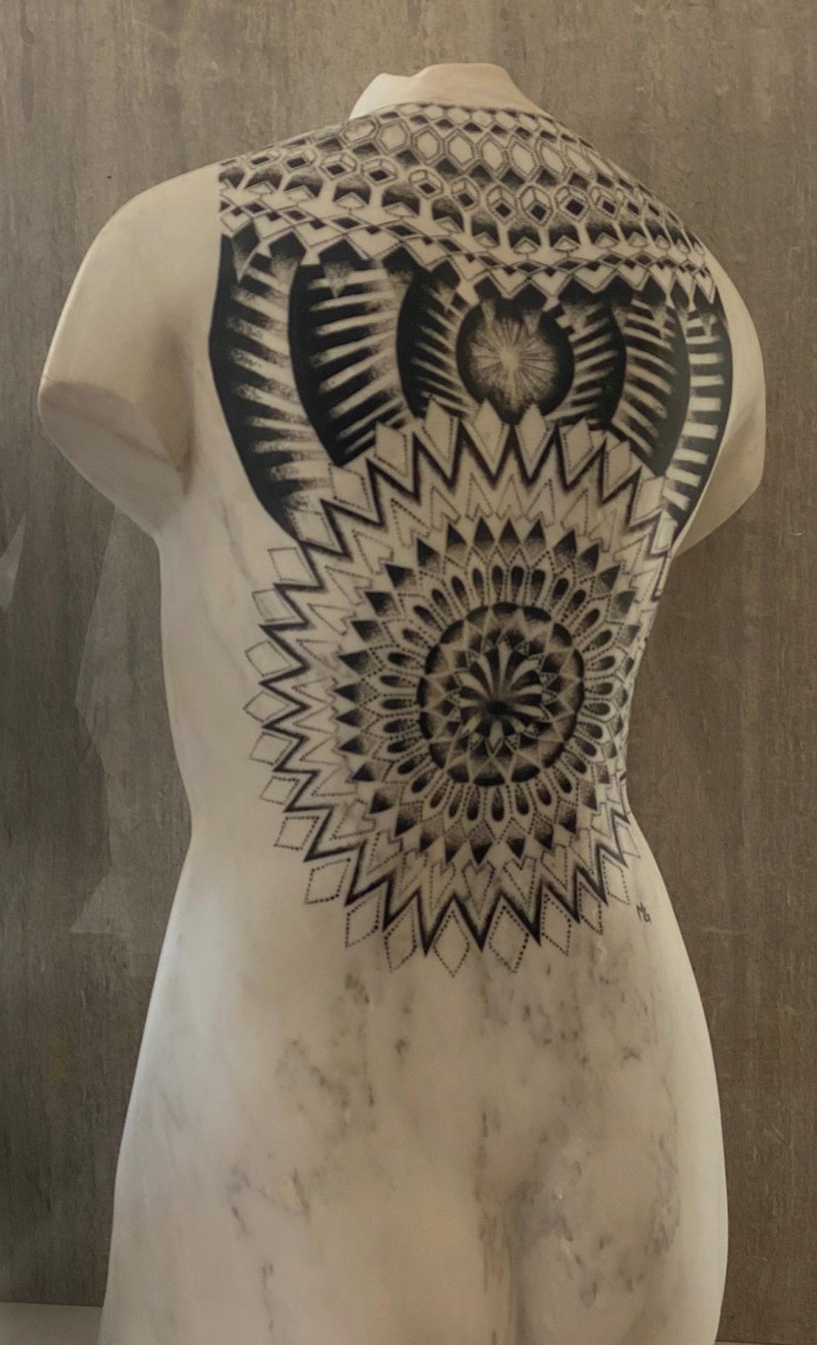 Skulptur-Büste einer Frau mit Tattoo aus Carrara-Marmor Statuario (Italienisch) im Angebot