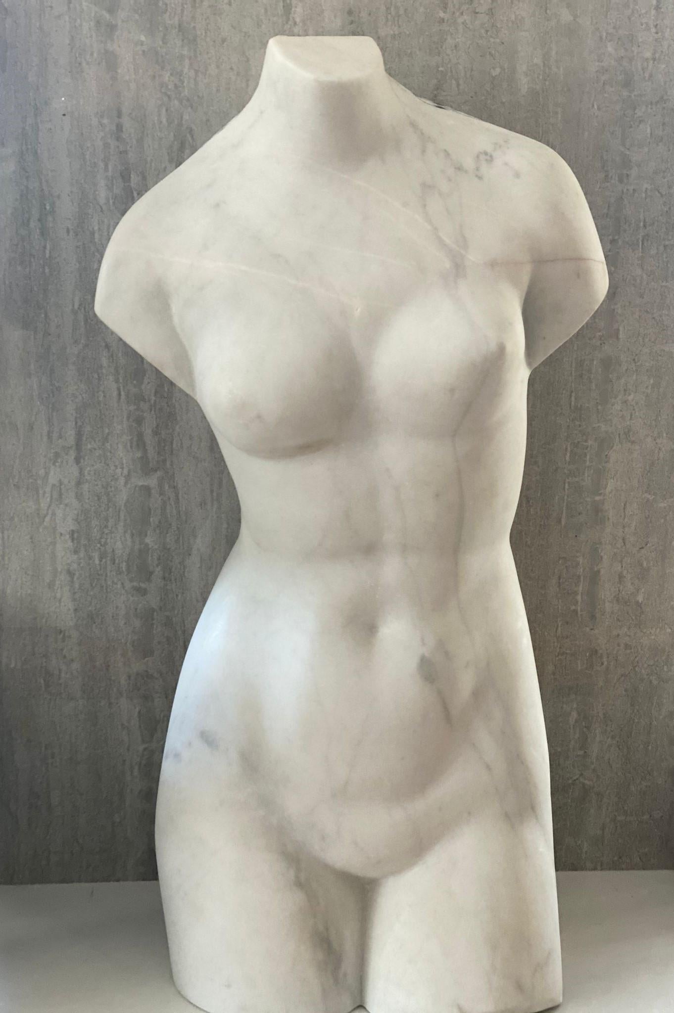 Skulptur-Büste einer Frau mit Tattoo aus Carrara-Marmor Statuario (Handgefertigt) im Angebot