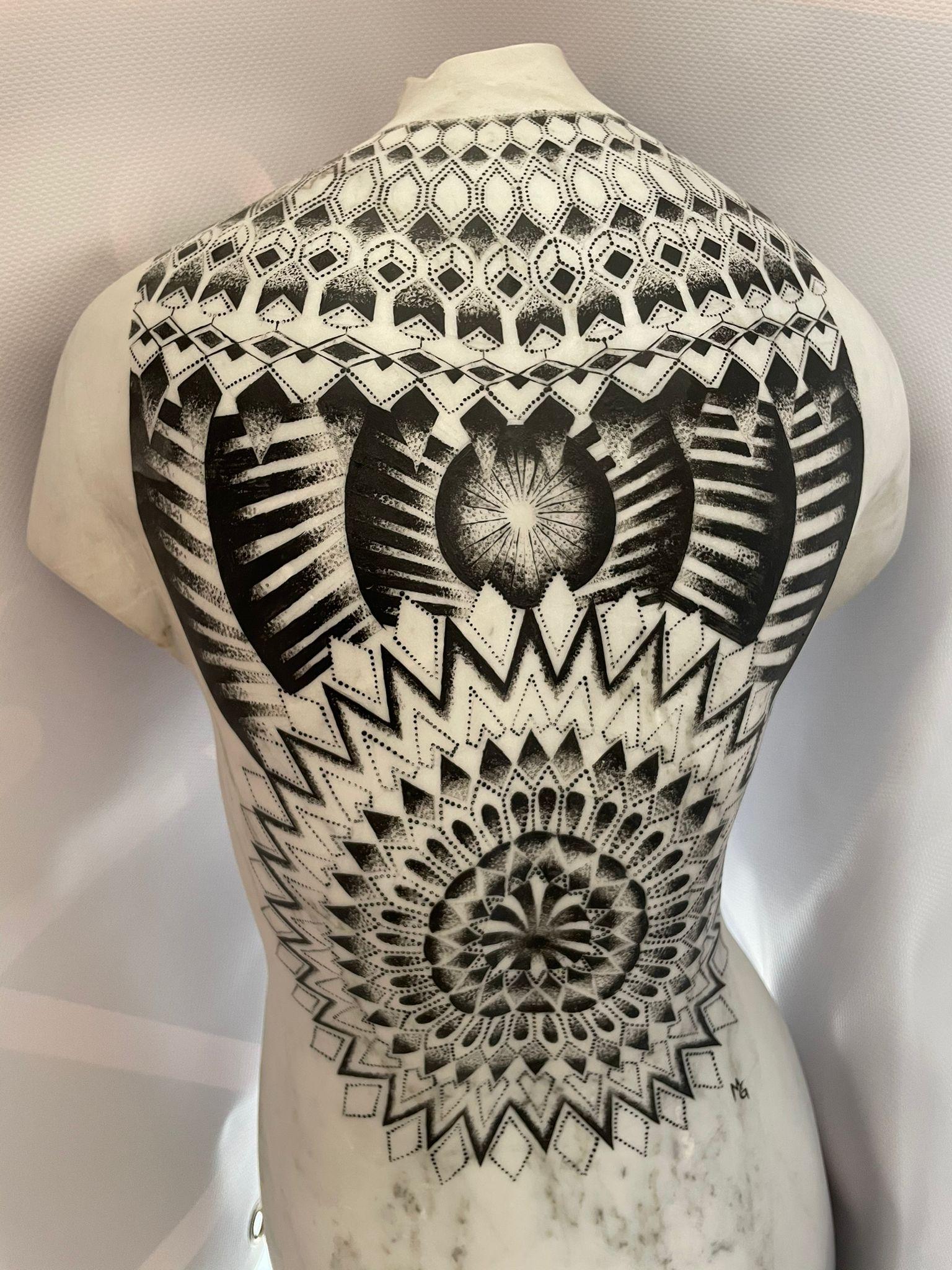 Skulptur-Büste einer Frau mit Tattoo aus Carrara-Marmor Statuario im Angebot 1