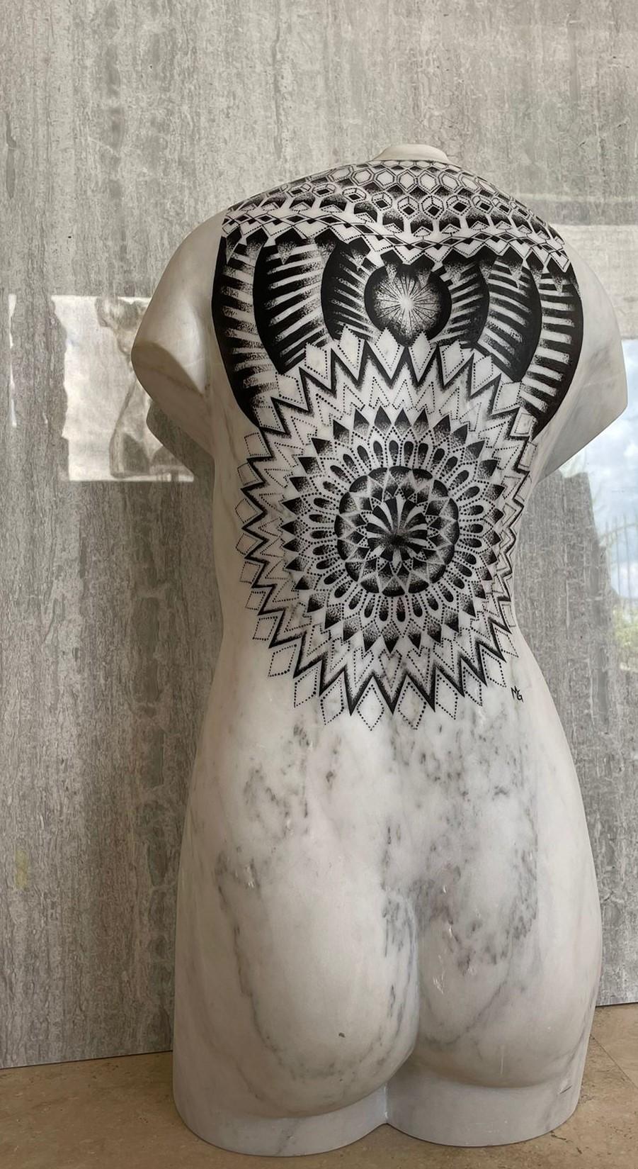 Skulptur-Büste einer Frau mit Tattoo aus Carrara-Marmor Statuario im Angebot 2