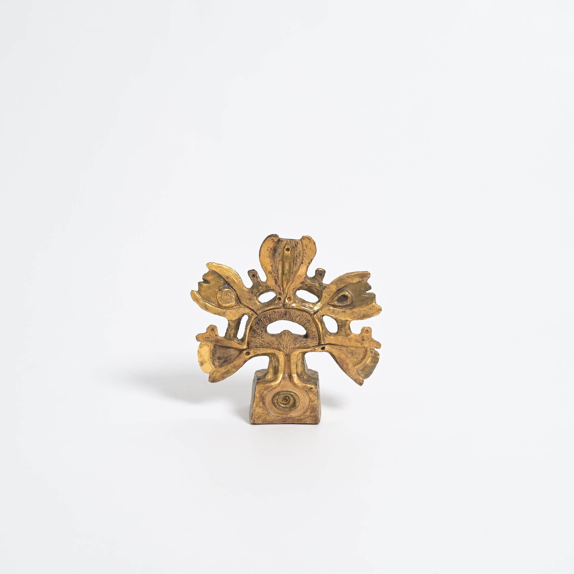 Questa scultura in ceramica dorata è stata realizzata da Elisabeth Vandeweghe. Ha diverse finiture e strutture in oro. Il suo aspetto misterioso mi ha scatenato. È in perfette condizioni.