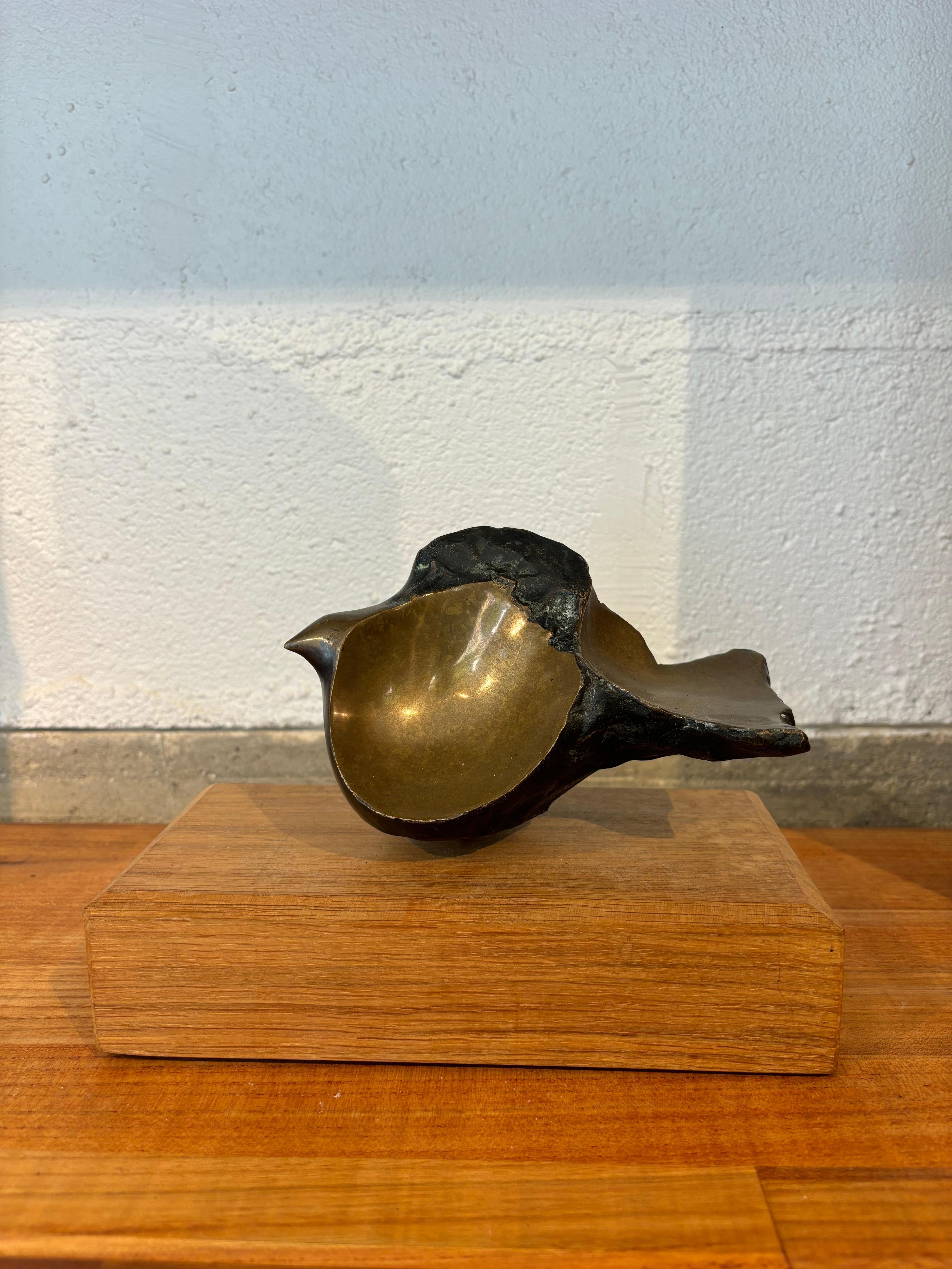 Sculpture par Enrique Broglia en bronze figurant un oiseau. Signé. 