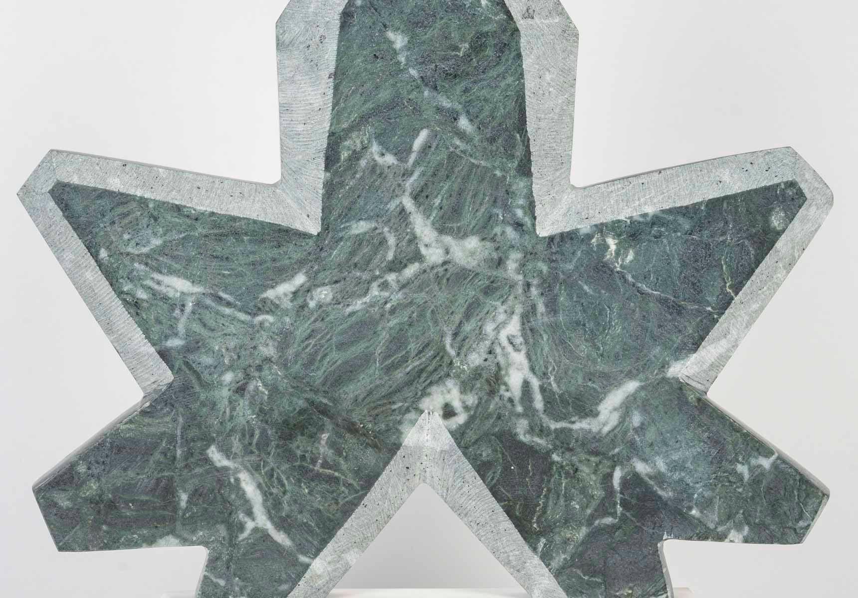 Sculpture by François Fernandez, known as SAVY, in light green marble, signed and dated 2001.

Sculpture in light green marble representing a leaf by the sculptor François Fernandez, known as SAVY, signed Savy and dated 2001.
H: 38cm , W: 33,5cm, D: