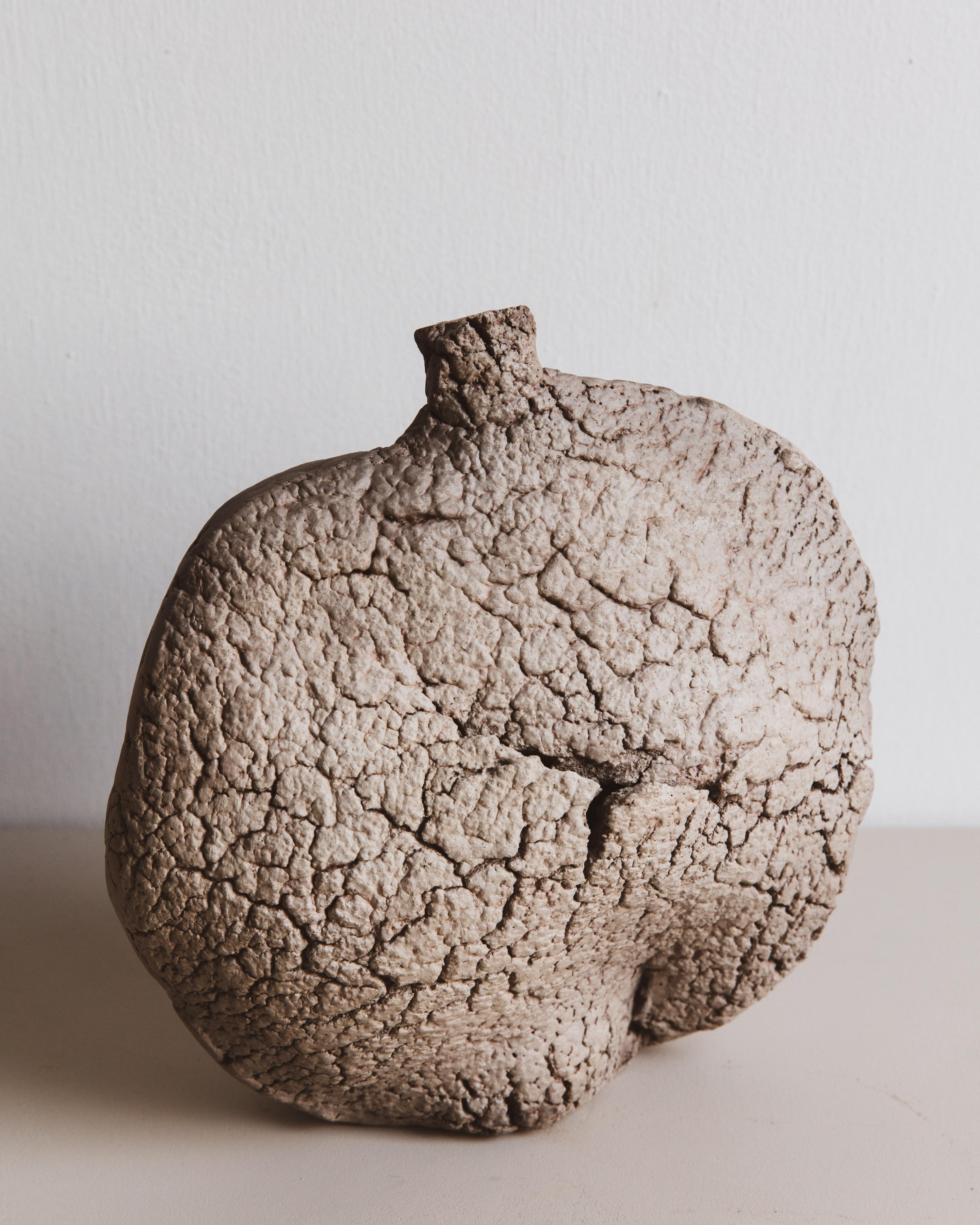 Sobre el artista

La práctica artística de Ilona Golovina explora la interacción entre naturaleza, materialidad y tradición a través de la cerámica. Arraigada en técnicas antiguas e inspirada por la intimidad táctil del trabajo con arcilla, su obra