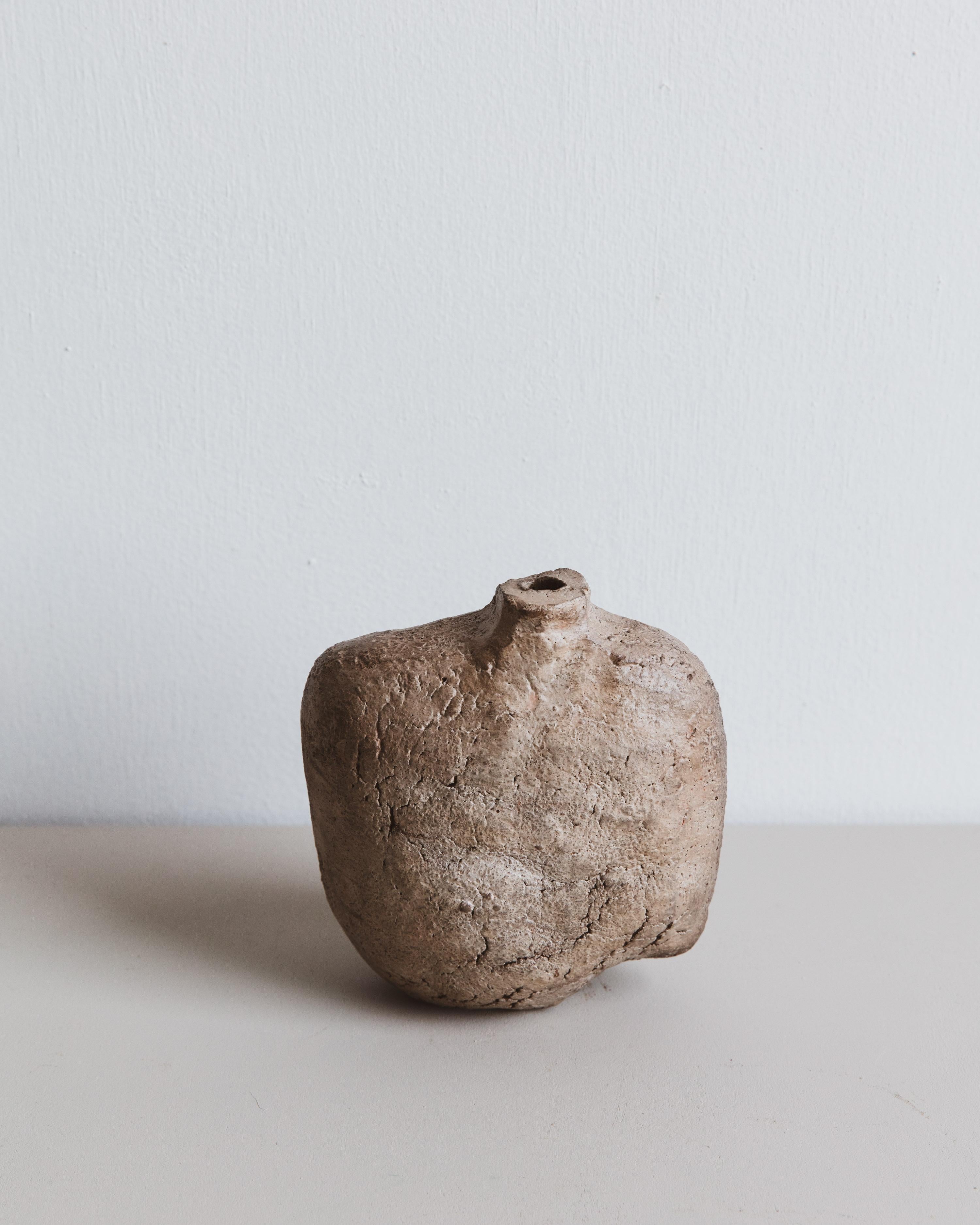 Sobre el artista

La práctica artística de Ilona Golovina explora la interacción entre naturaleza, materialidad y tradición a través de la cerámica. Arraigada en técnicas antiguas e inspirada por la intimidad táctil del trabajo con arcilla, su obra