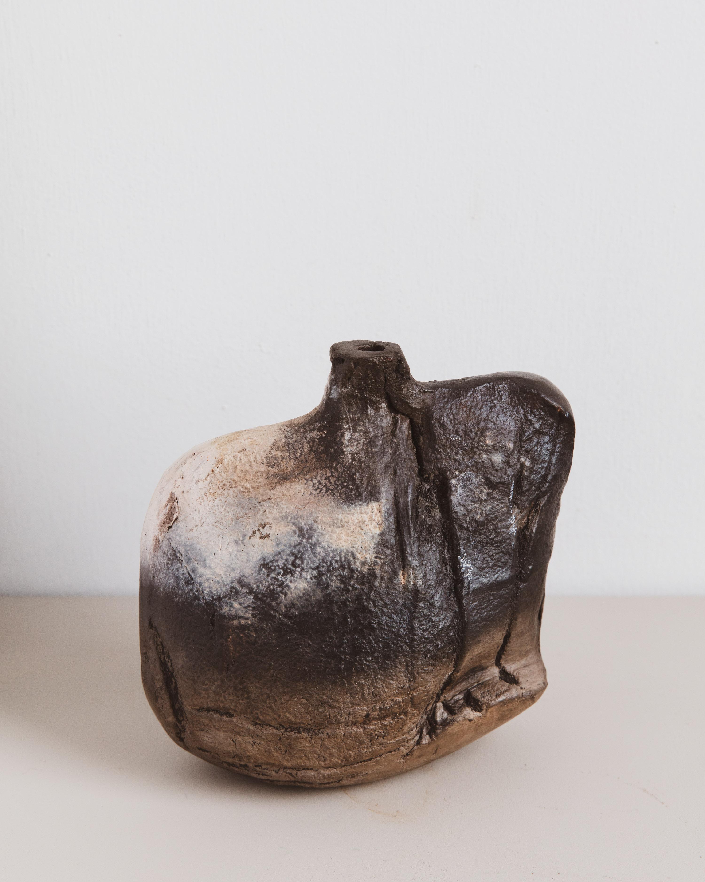 Sobre el artista

La práctica artística de Ilona Golovina explora la interacción entre naturaleza, materialidad y tradición a través de la cerámica. Arraigada en técnicas antiguas e inspirada por la intimidad táctil del trabajo con arcilla, su obra