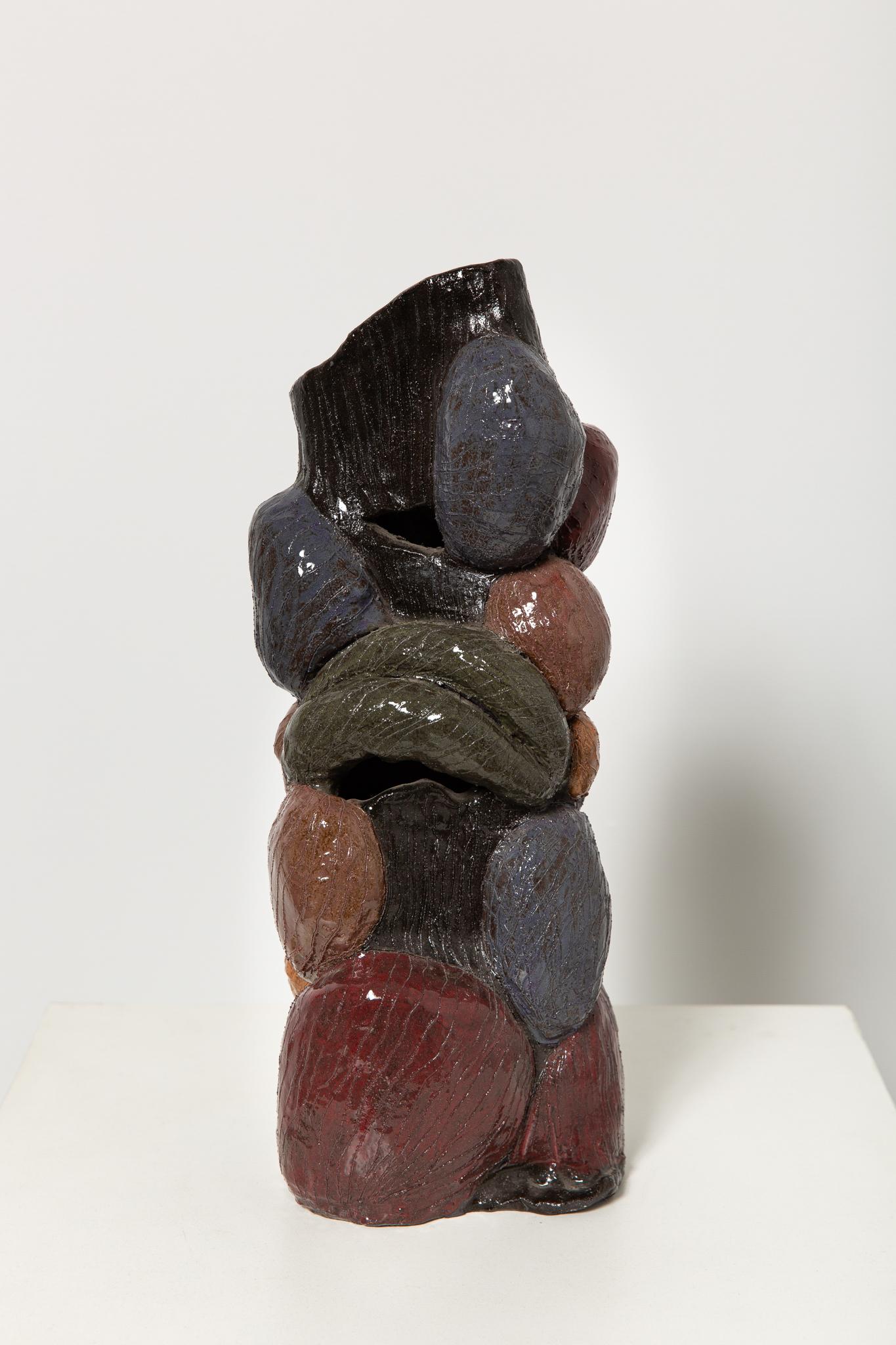 The shapes of Faus’s receptacles and recipients are, by themselves, objects of free assimilation, that comes into existence through a process of assemblage, rather than from a previous study or sketch, acknowledging the plastic quality and