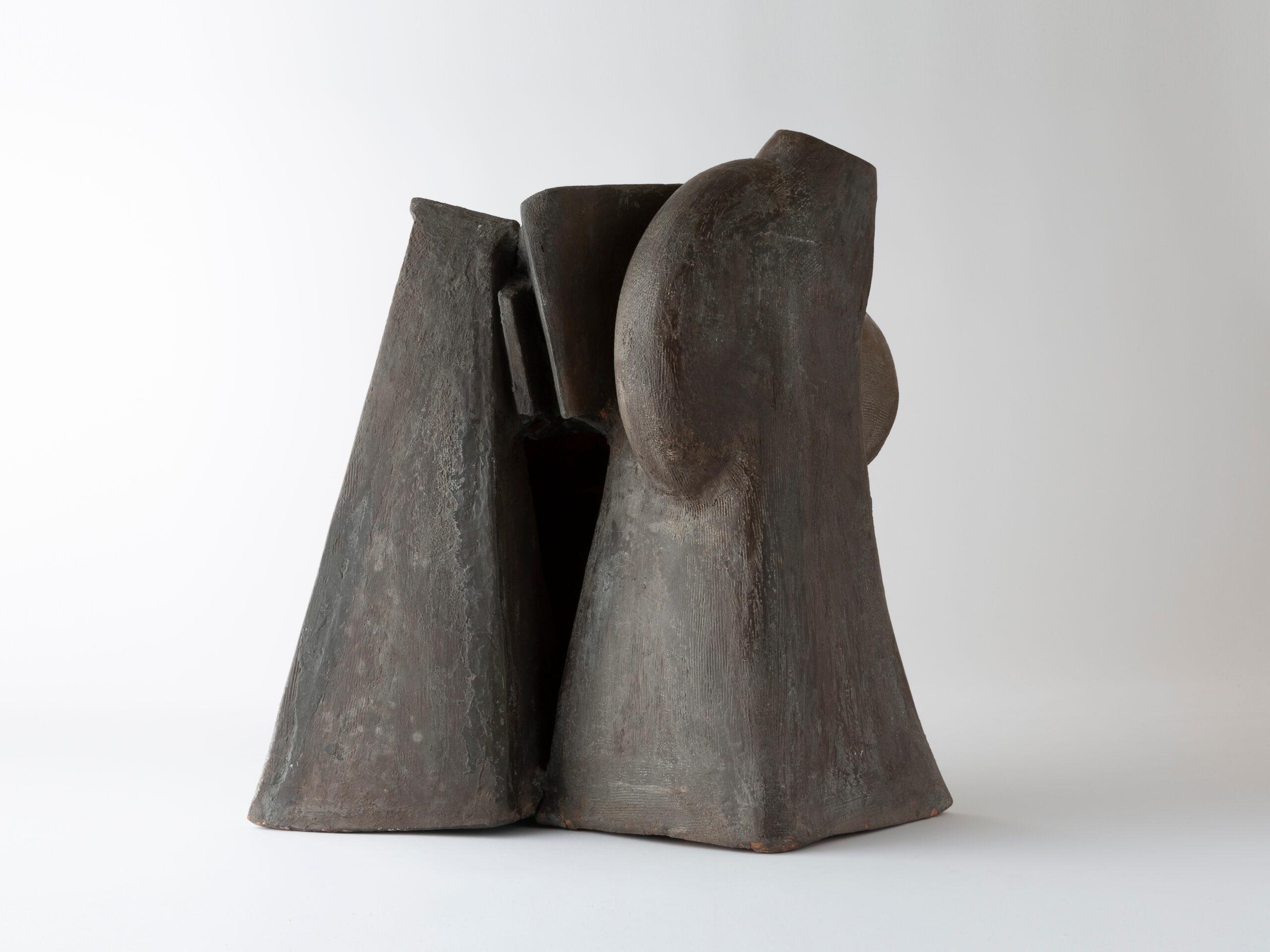 Esta escultura de gres esmaltado ilustra perfectamente el enfoque decididamente moderno de la cerámica del artista, en la encrucijada de la escultura abstracta y la expresión arquitectónica. La obra muestra una forma masiva, angulosa, casi