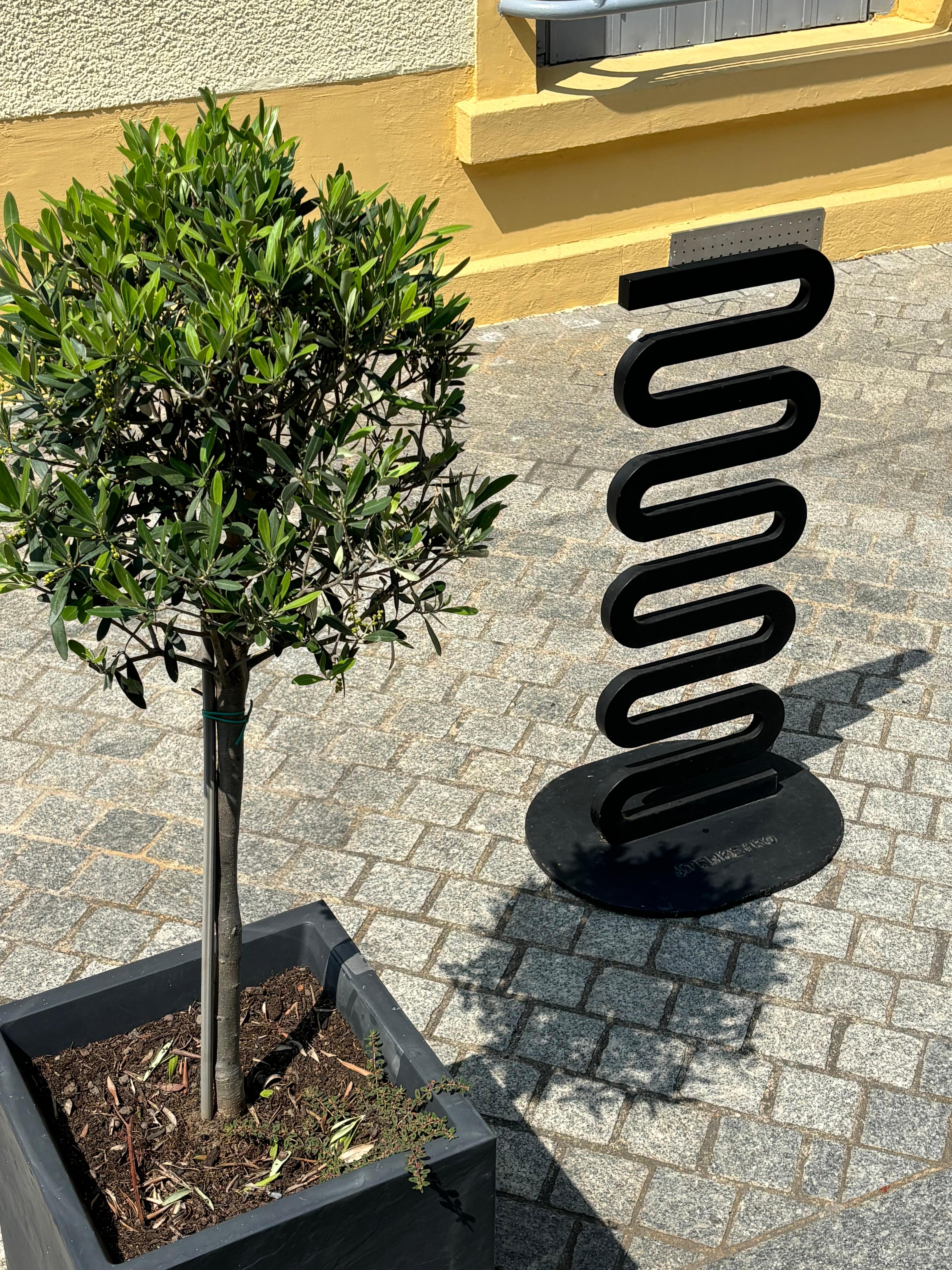 Escultura de Joaquim Tenreiro para una villa en Jardim, 
Tras sus creaciones mobiliarias, Joaquim Tenreiro se interesó por las artes gráficas, la pintura y la escultura.  
