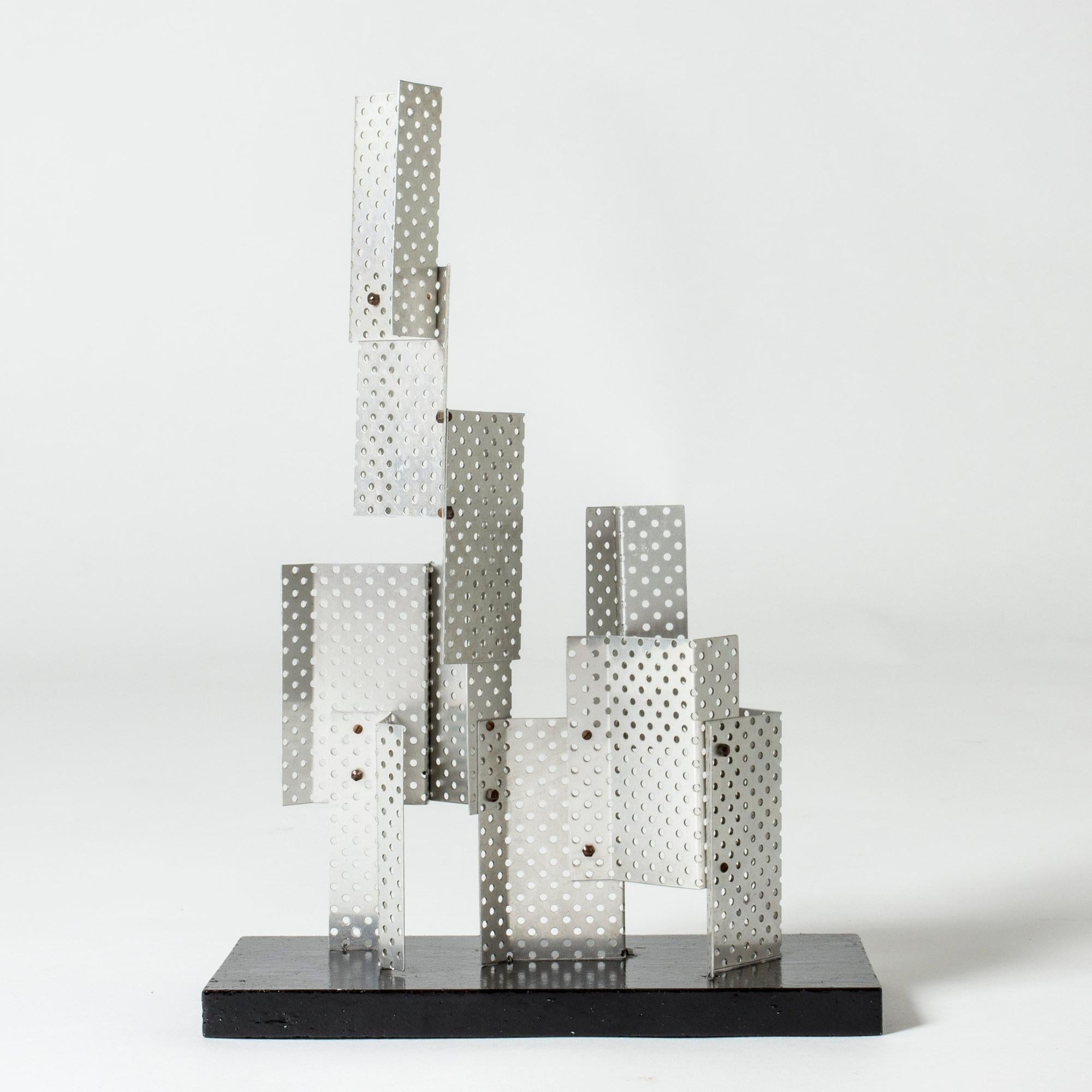 Sculpture étonnante de Lars Erik Falk, réalisée en aluminium perforé. Les différents angles créent un magnifique jeu de lumière.