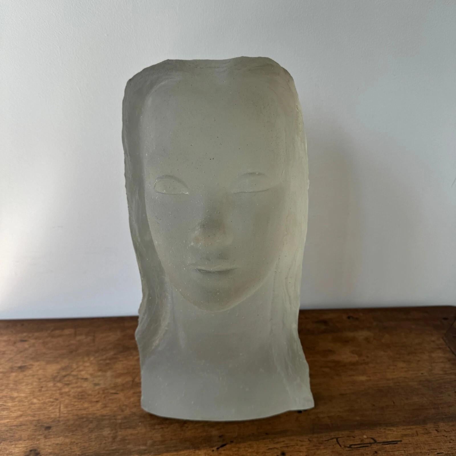 Sculpture attributed to Lucien Lafaye, female face in molded glass, circa 1950. en venta 2