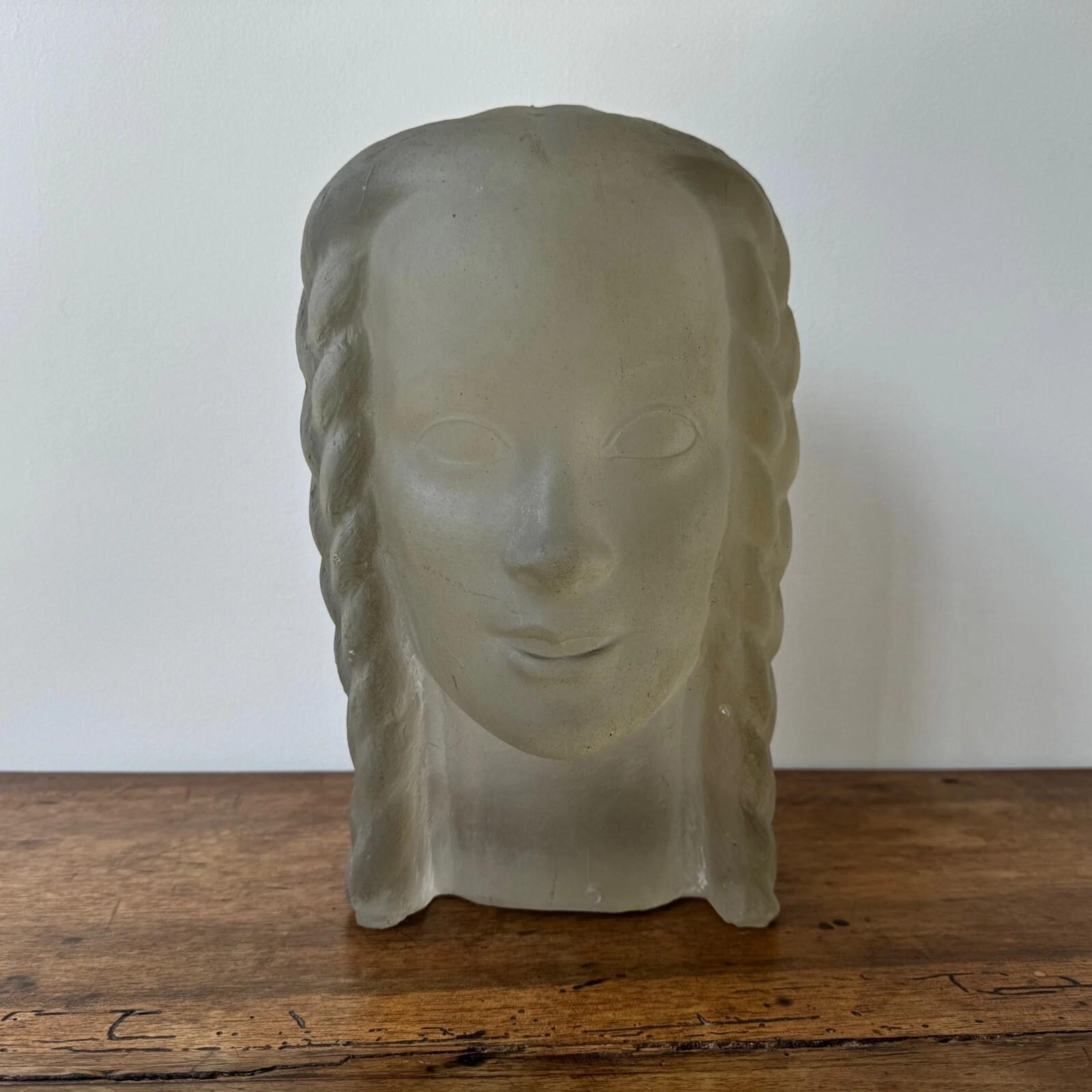 Dieses Werk erinnert stark an Lucien Lafaye (1895-1976), obwohl die Skulptur keine Signatur trägt. Sie ist aus Pressglas gefertigt und zeigt ein zartes Frauengesicht.
Das ganze Stück ist ziemlich schwer.
Die Skulptur ist in gutem Gesamtzustand, mit