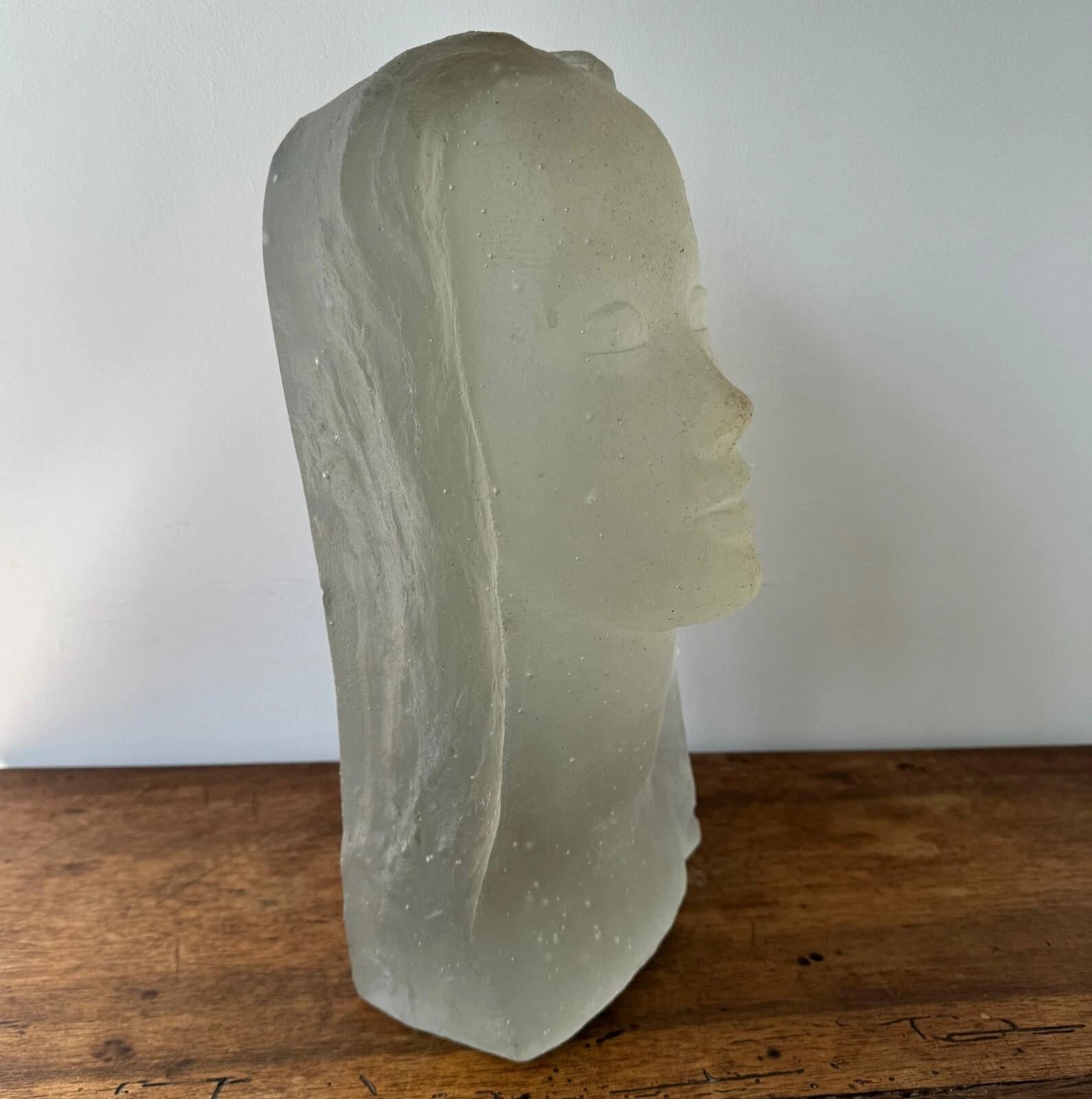 Sculpture attributed to Lucien Lafaye, female face in molded glass, circa 1950. Art Decó en venta