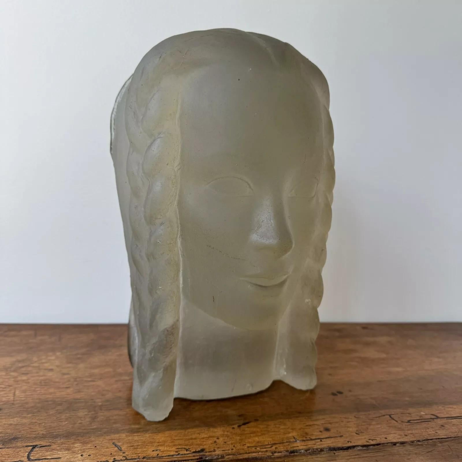 Skulptur von Lucien Lafaye, weibliches Gesicht aus gegossenem Glas, um 1950 (Art déco) im Angebot