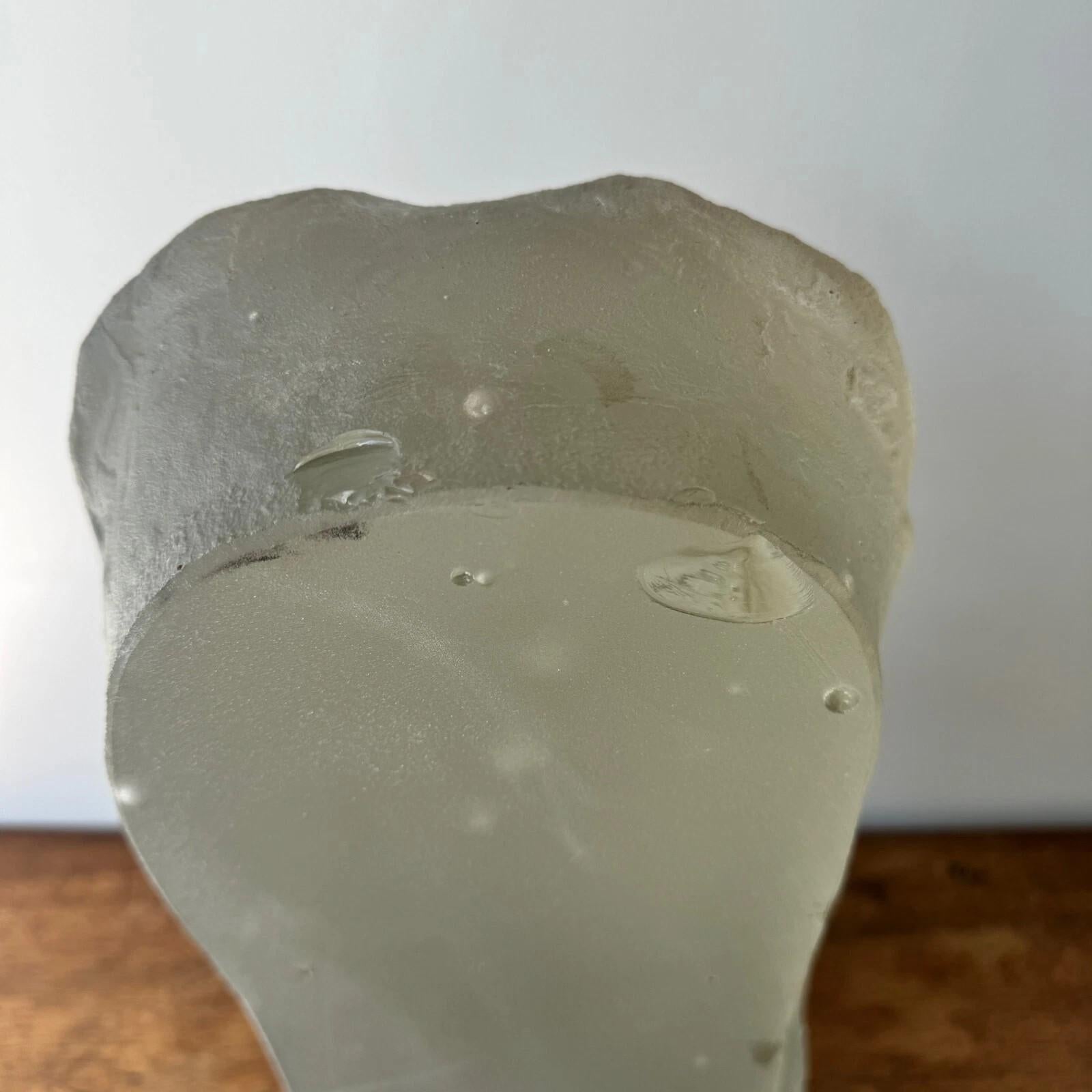 Sculpture attributed to Lucien Lafaye, female face in molded glass, circa 1950. Tallado en venta