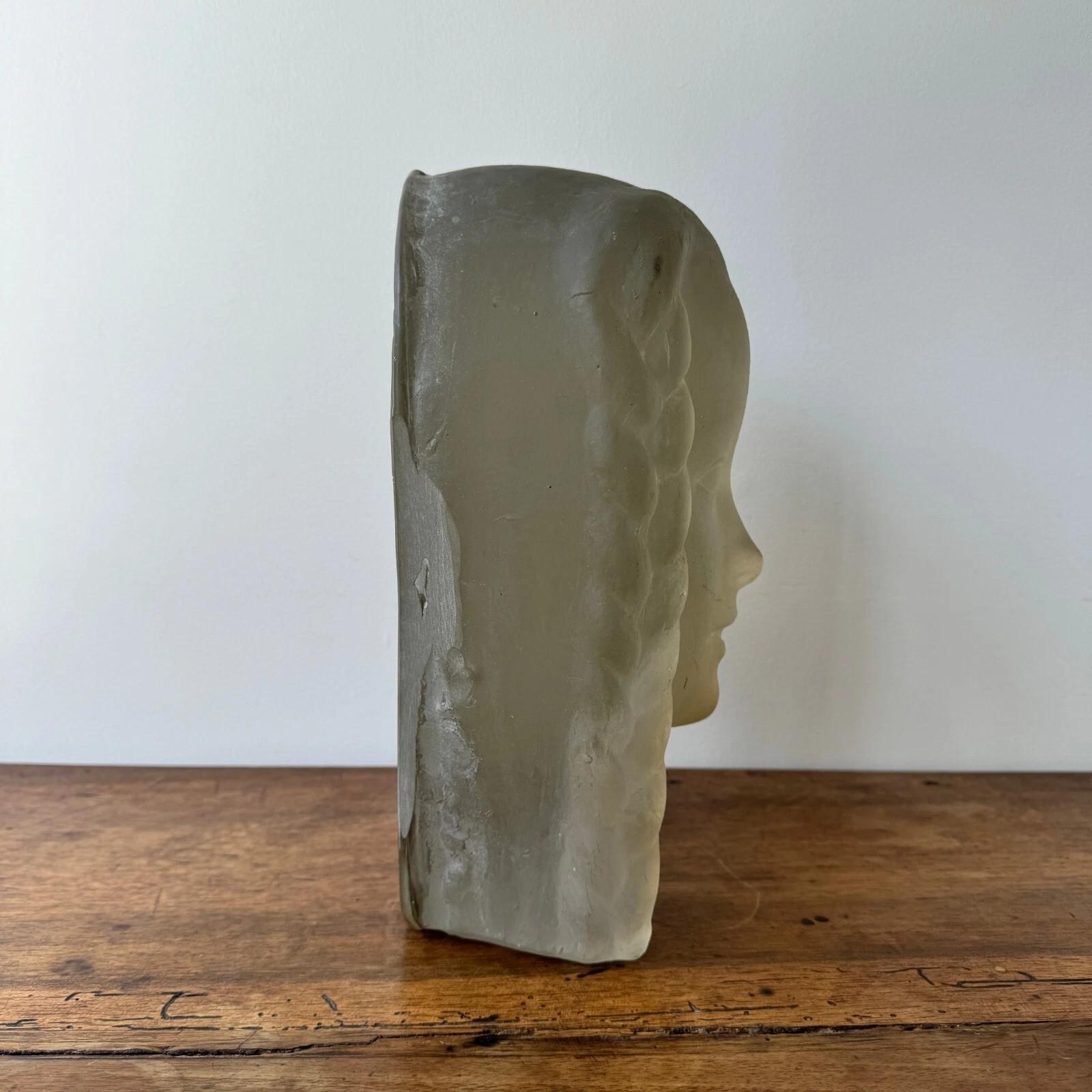 Skulptur von Lucien Lafaye, weibliches Gesicht aus gegossenem Glas, um 1950 (Geschnitzt) im Angebot