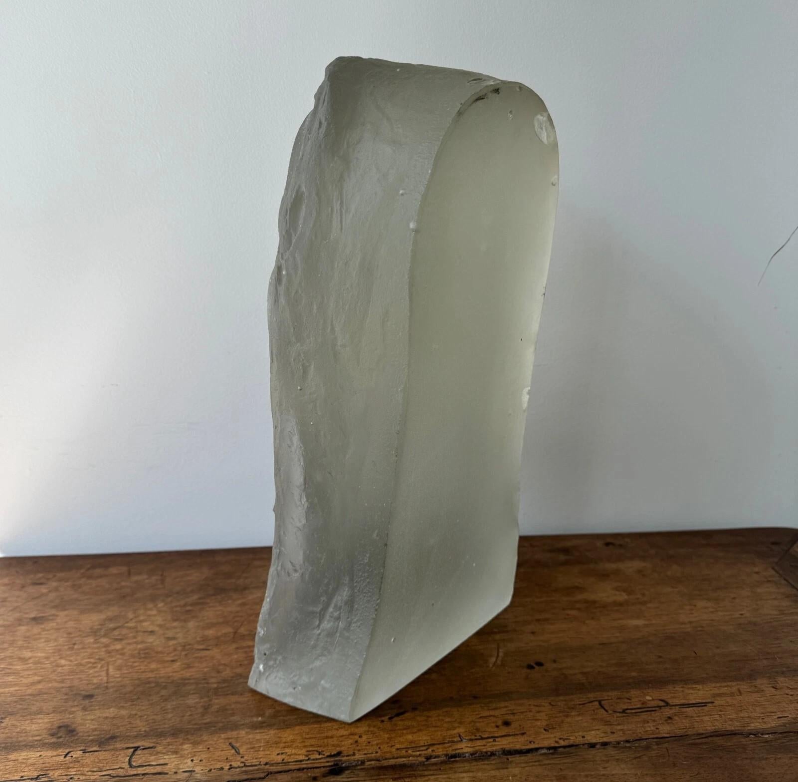 Sculpture attributed to Lucien Lafaye, female face in molded glass, circa 1950. en Bastante bueno estado para la venta en NANTES, FR
