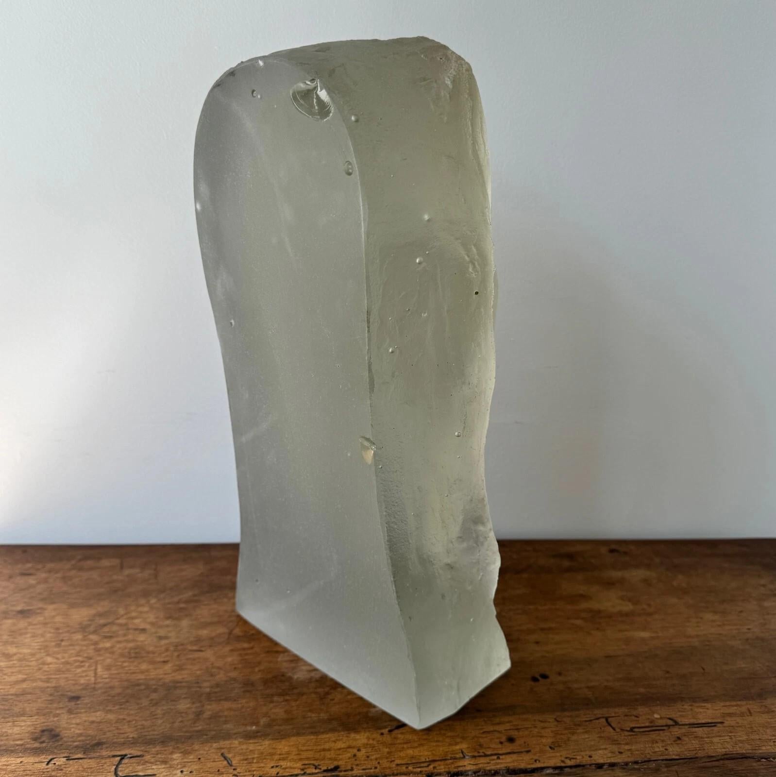 Sculpture attributed to Lucien Lafaye, female face in molded glass, circa 1950. mediados del siglo XX en venta