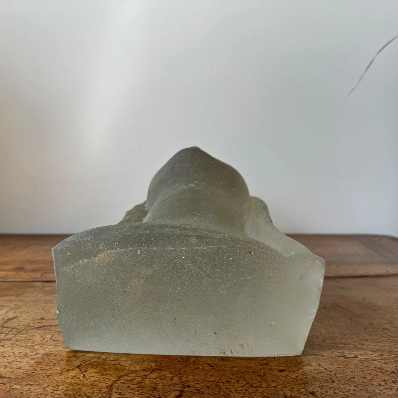 Sculpture attributed to Lucien Lafaye, female face in molded glass, circa 1950. Vidrio cortado en venta
