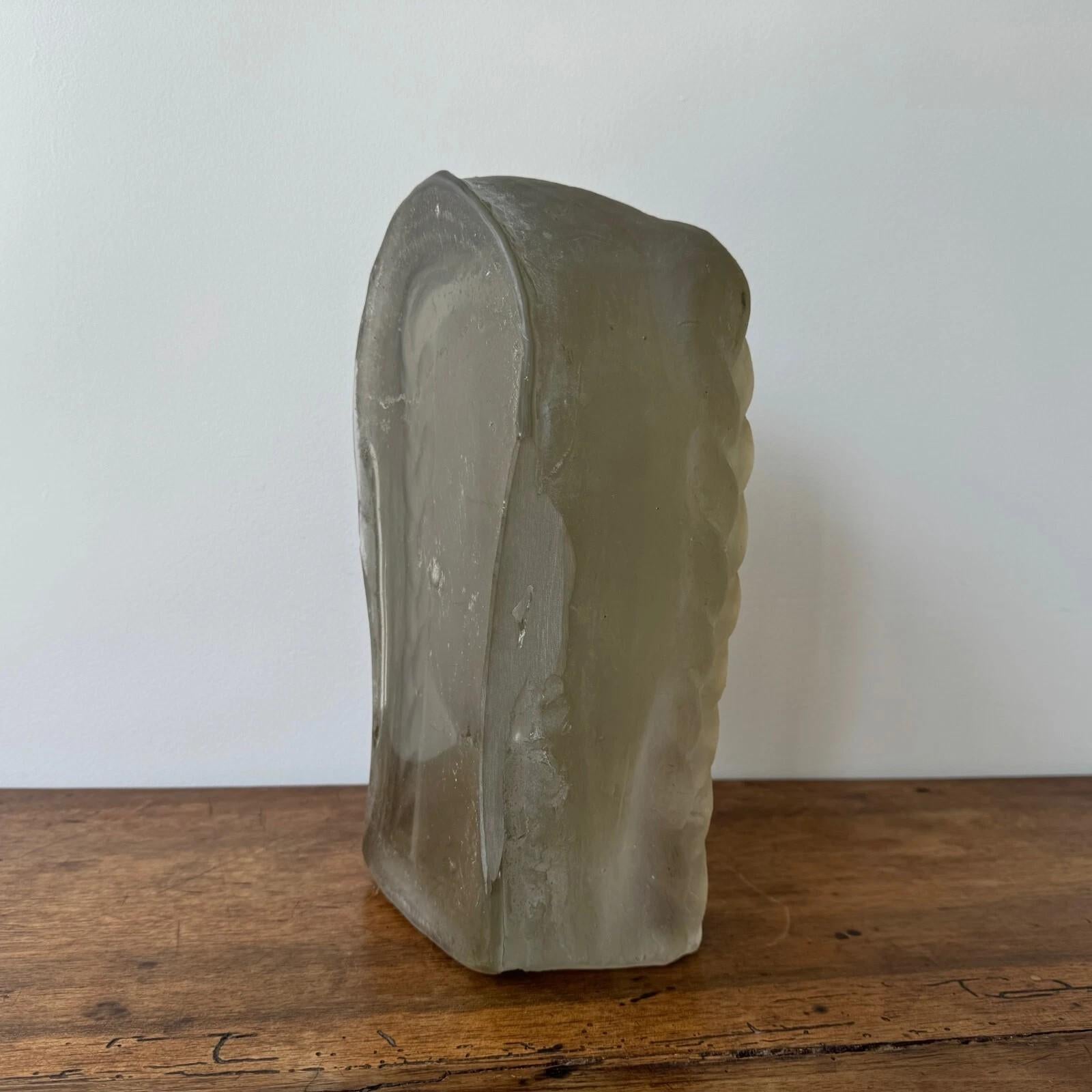 Skulptur von Lucien Lafaye, weibliches Gesicht aus gegossenem Glas, um 1950 (Geschliffenes Glas) im Angebot