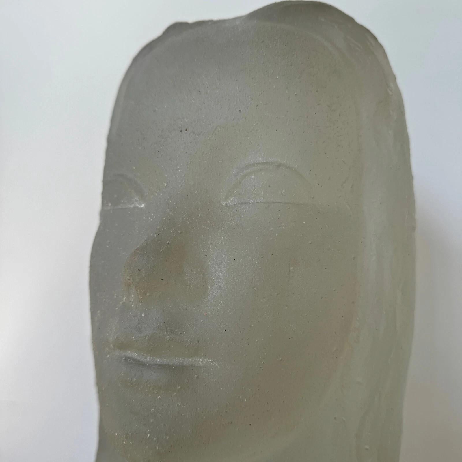 Sculpture attributed to Lucien Lafaye, female face in molded glass, circa 1950. en venta 1