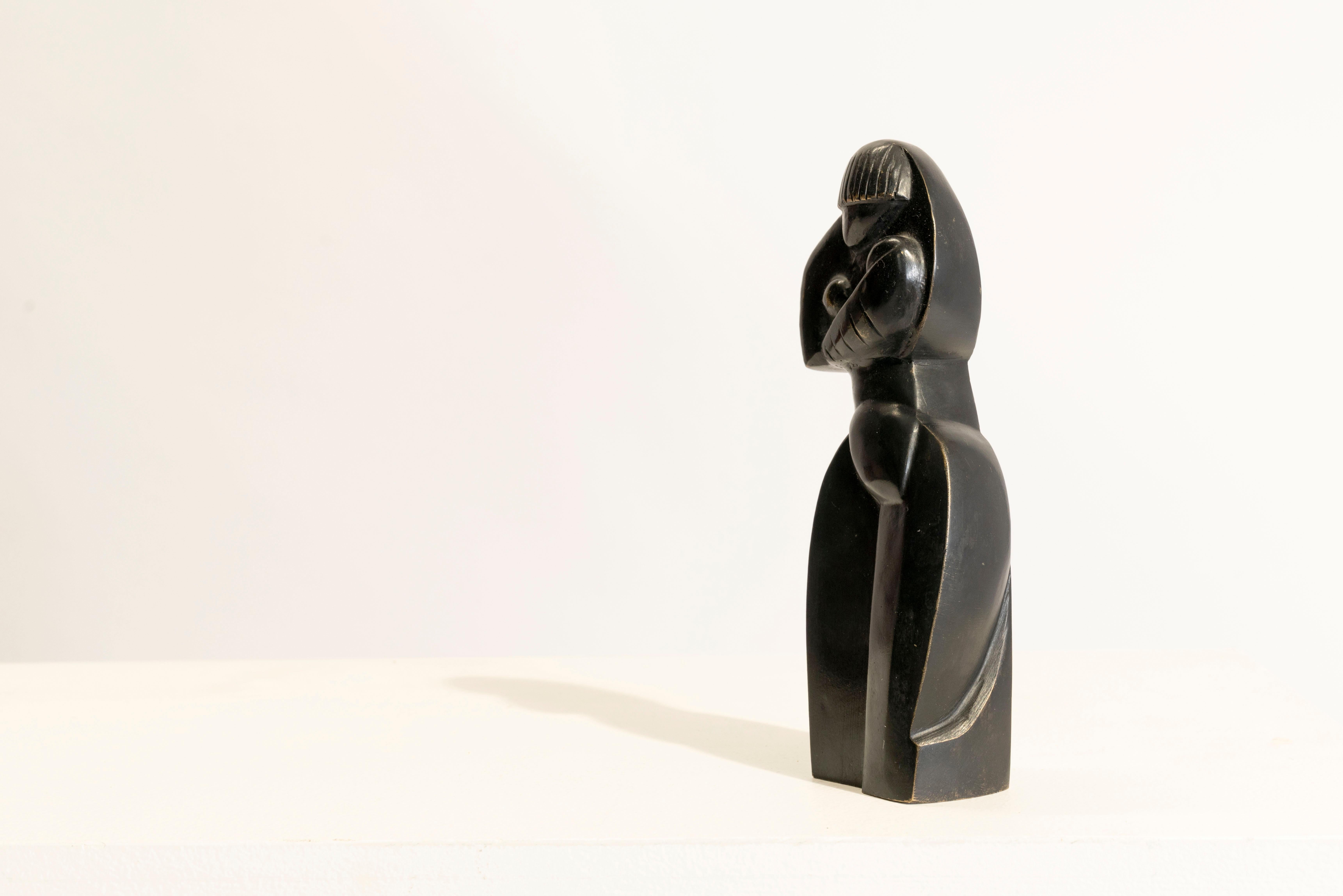Scultura in bronzo con patina nera del 1920 circa (madre e figlio) di Marthe Donas  Firmato (MDONAS).
Marthe DONAS è un'artista nata in Belgio nel 1885 e morta nel 1967,
L'artista belga Marthe Donas, che sta venendo gradualmente riscoperta a livello