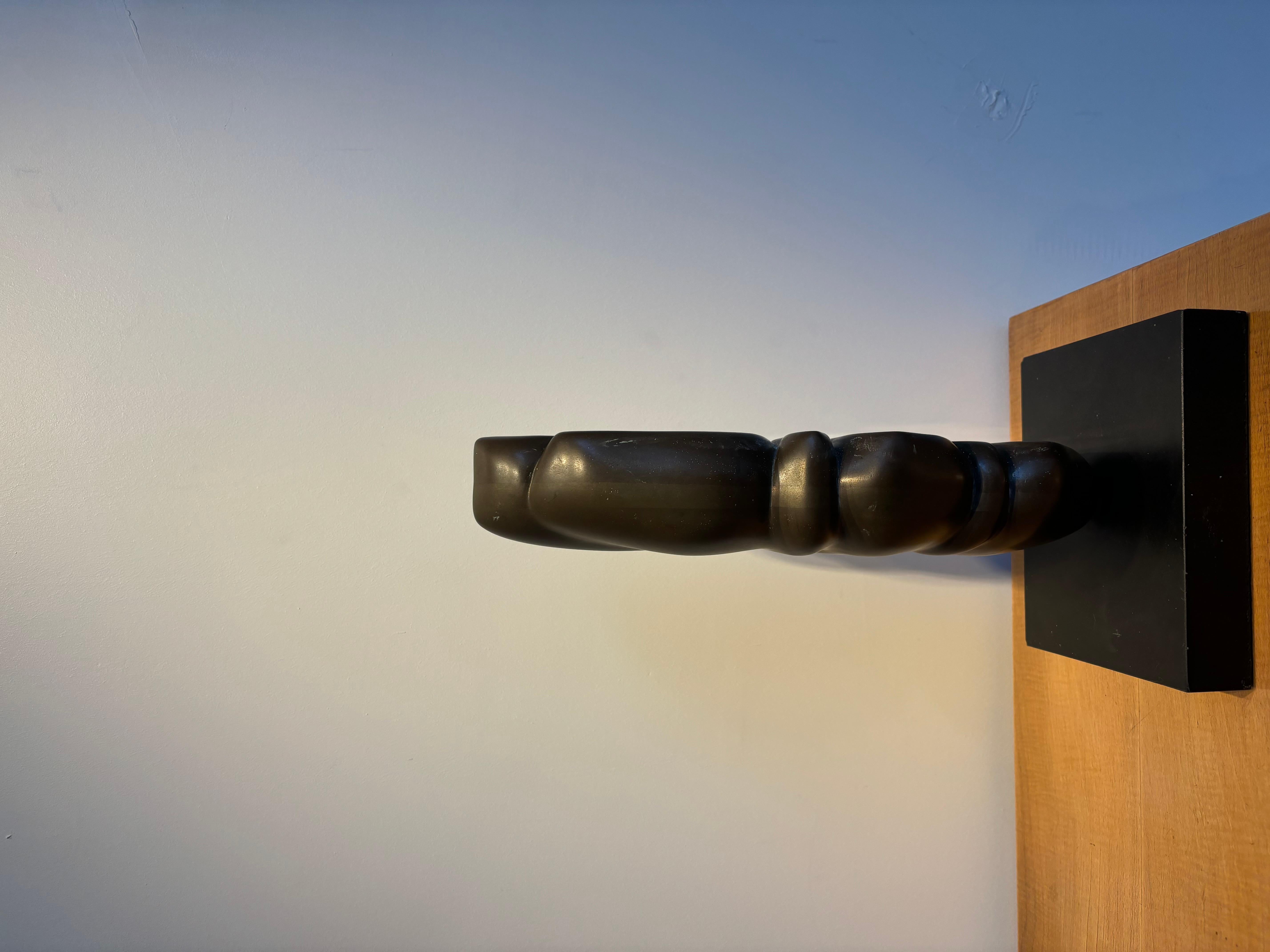 Bonita escultura de Minoru Kano de latón y zócalo de mármol negro 