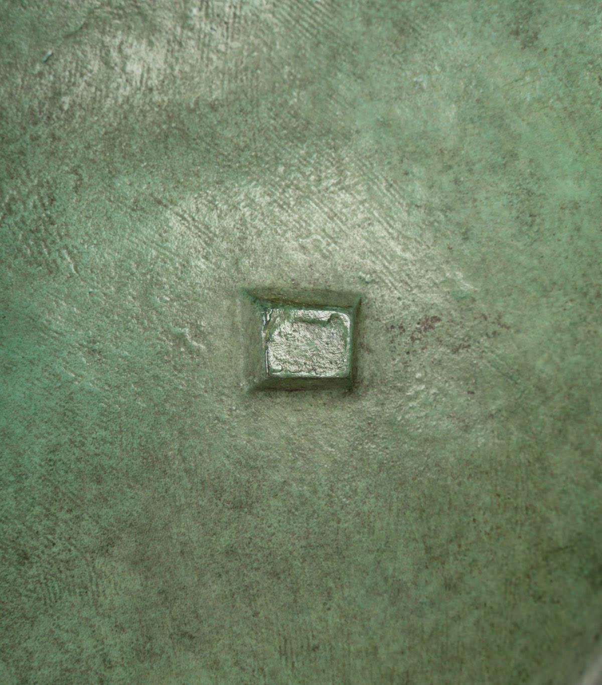 Scultura di Mitoraj che rappresenta un busto di uomo in bronzo, XX secolo.

Scultura di Mitoraj, XX secolo, arte moderna, raffigurante un busto di uomo in bronzo con patina verde e base in travertino.
H: 47cm, L: 27cm, P: 17cm