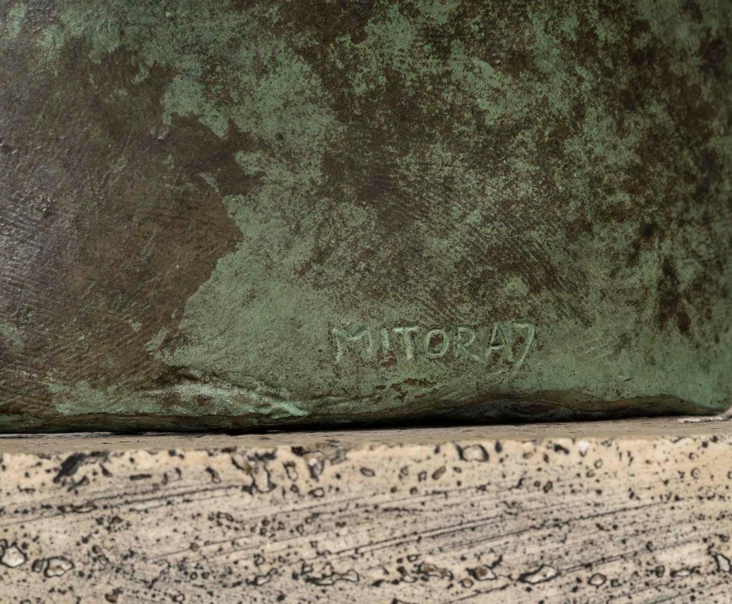 Patinato Scultura di Mitoraj raffigurante un busto di uomo in bronzo, XX secolo. in vendita