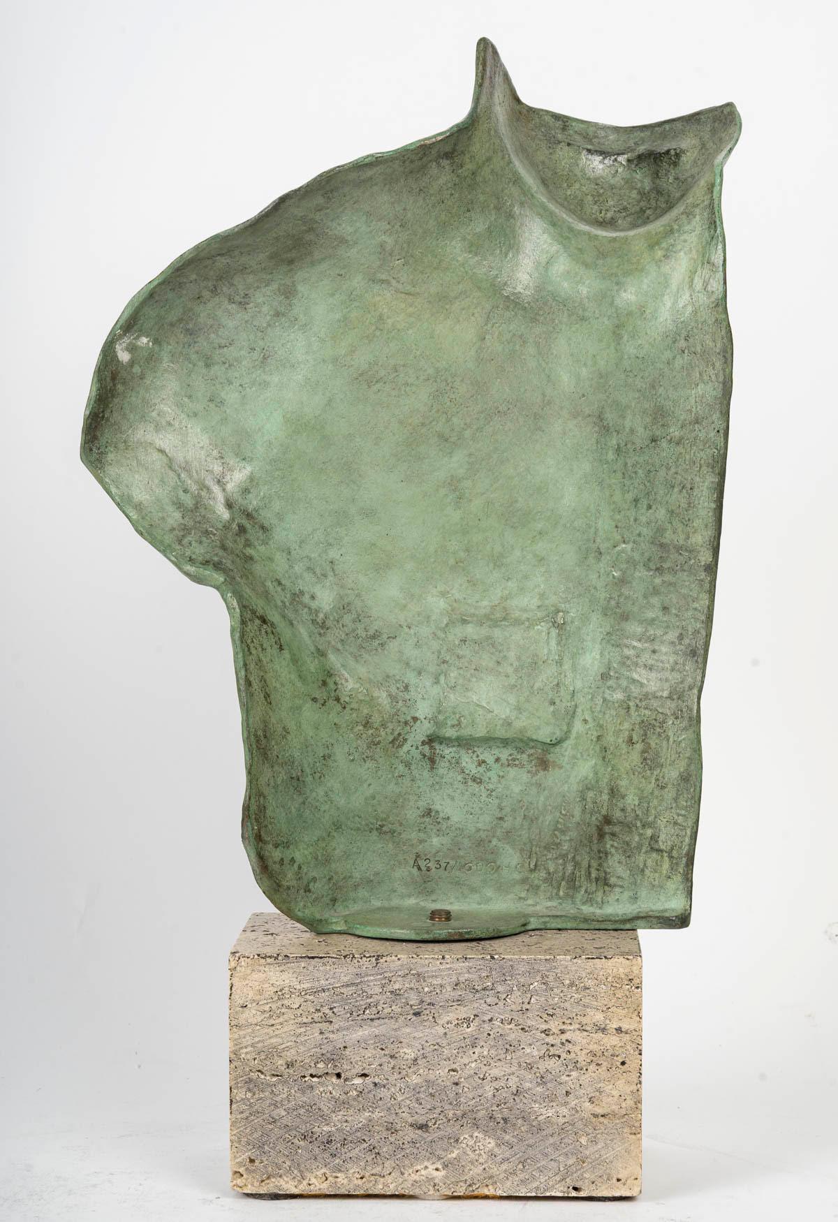 Scultura di Mitoraj raffigurante un busto di uomo in bronzo, XX secolo. in vendita 1