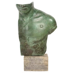 Scultura di Mitoraj raffigurante un busto di uomo in bronzo, XX secolo.