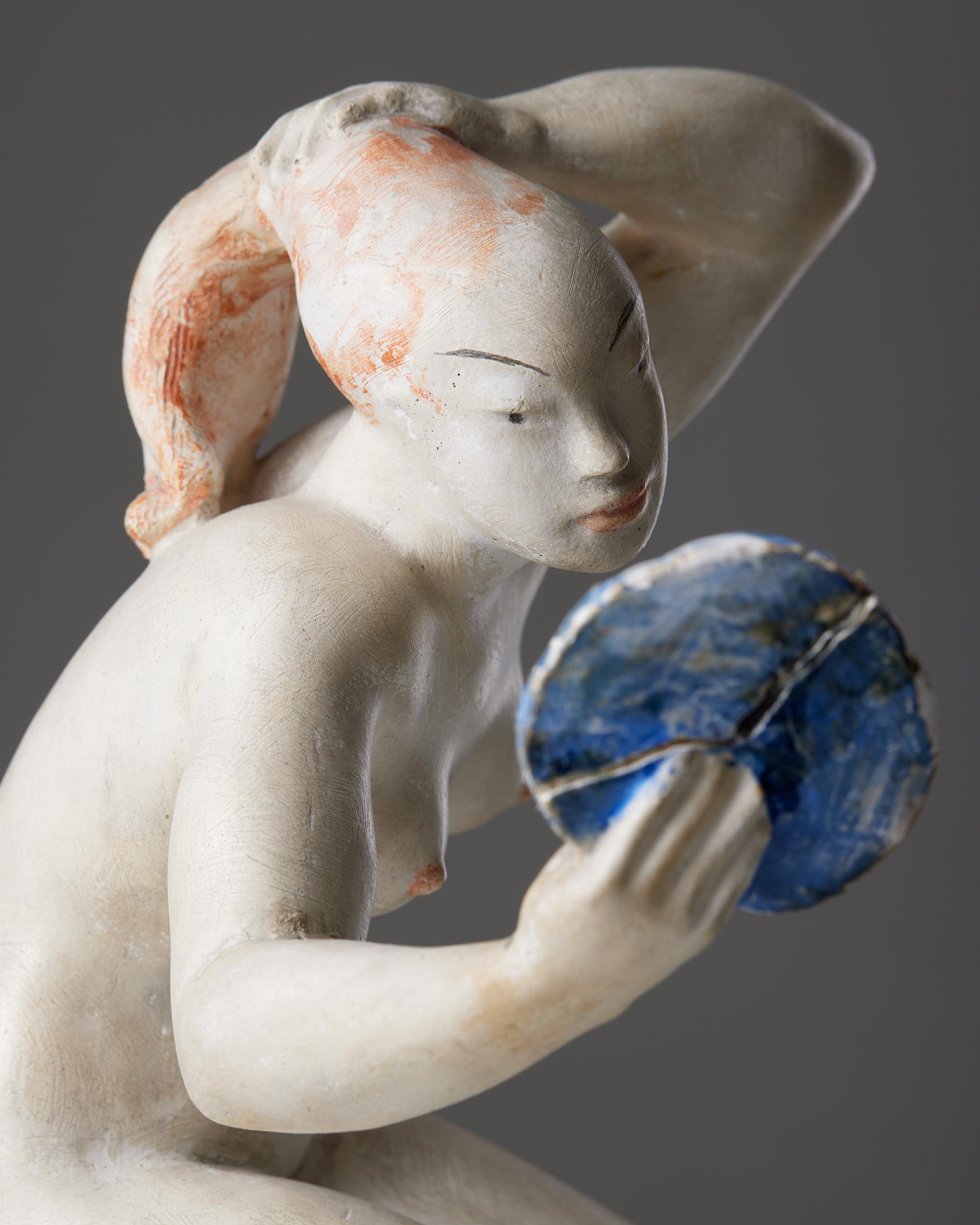 Sculpture by Nils Fougstedt, Sweden, 1941, Woman holding a mirror, Plaster In Good Condition For Sale In Stockholm, SE