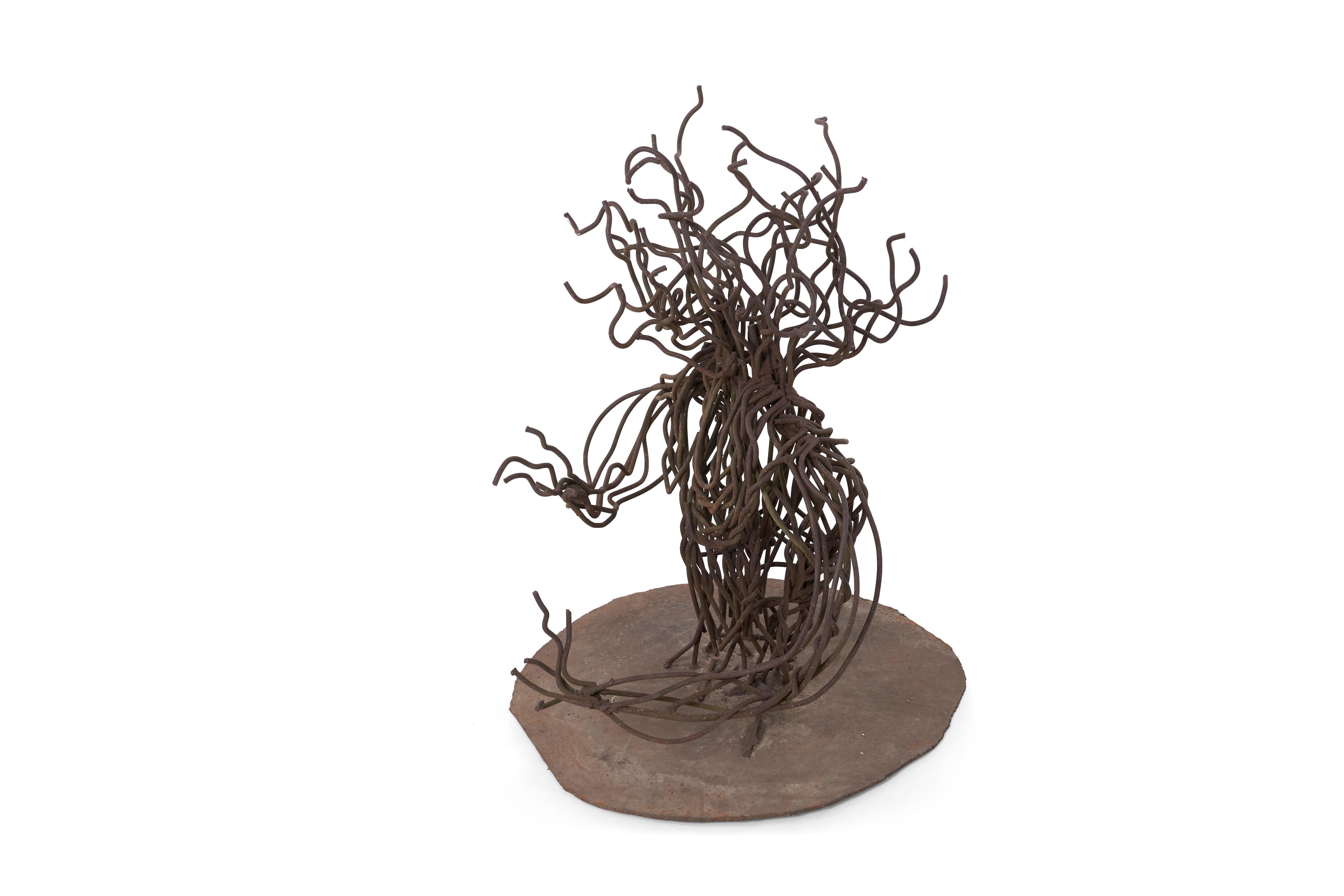 Richard Walsh Freiform-Skulptur. Gebogenes und geschweißtes Metallrohr auf einem brenngeschnittenen runden Sockel, brutalistisch in Form und Patina. Robuste, stabile Skulptur,
um 1975.