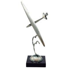 Escultura de Roland Paris "Planeador sobre las nubes"