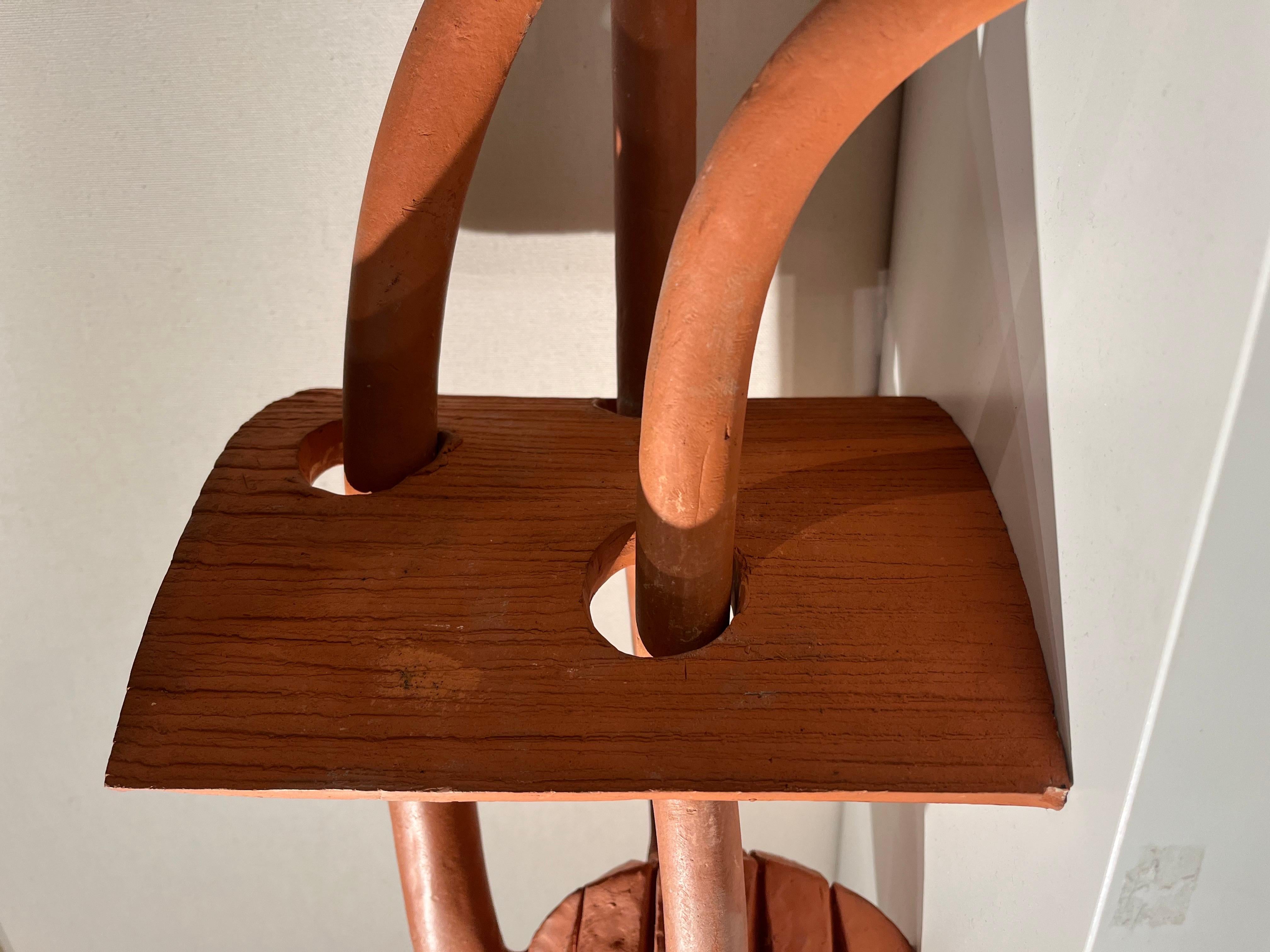 Scultura astratta in terracotta di Victor Roman, Francia, circa 1970.
Progetto di una scultura in bronzo.