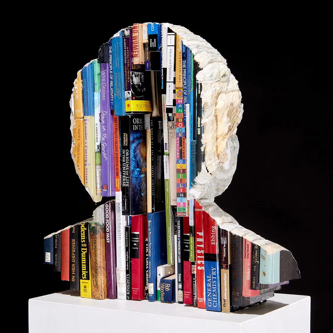 Busto scultoreo di Albert Einstein creato interamente con libri riciclati.

Long-Bin Chen è un artista autodidatta di Taiwan che raccoglie libri e riviste di scarto per i suoi busti scultura di Buddha e altre figure storiche, dando un nuovo valore